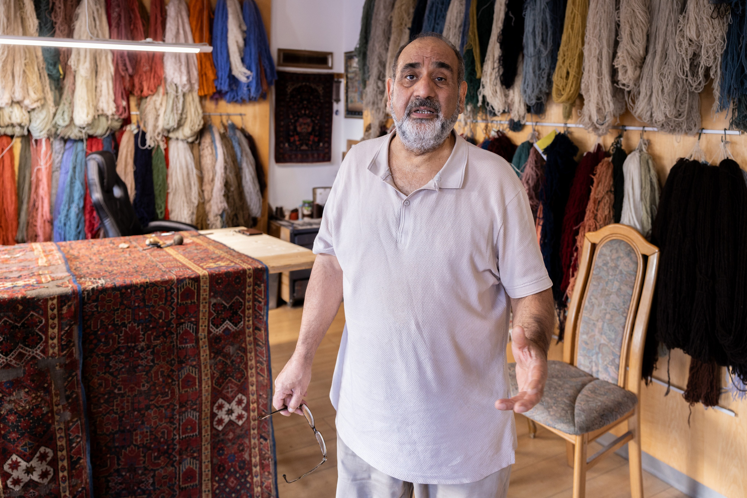 Teppichrestaurator, Salzburg, 2024. Guzel Kolobova| Fotografin| Salzburg