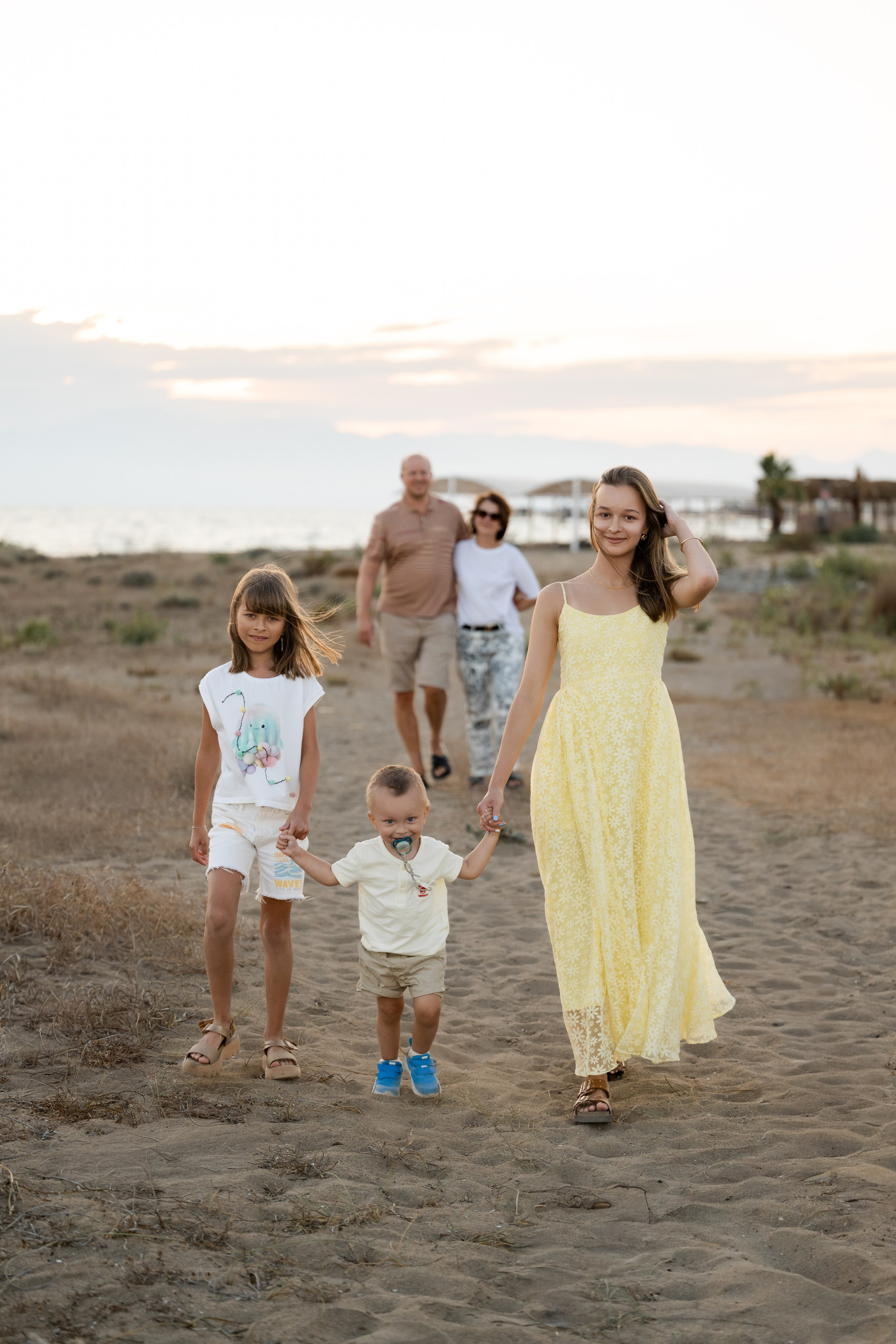 Белек&nbsp;—фотосессия на&nbsp;песчаном пляже на&nbsp;закате солнца