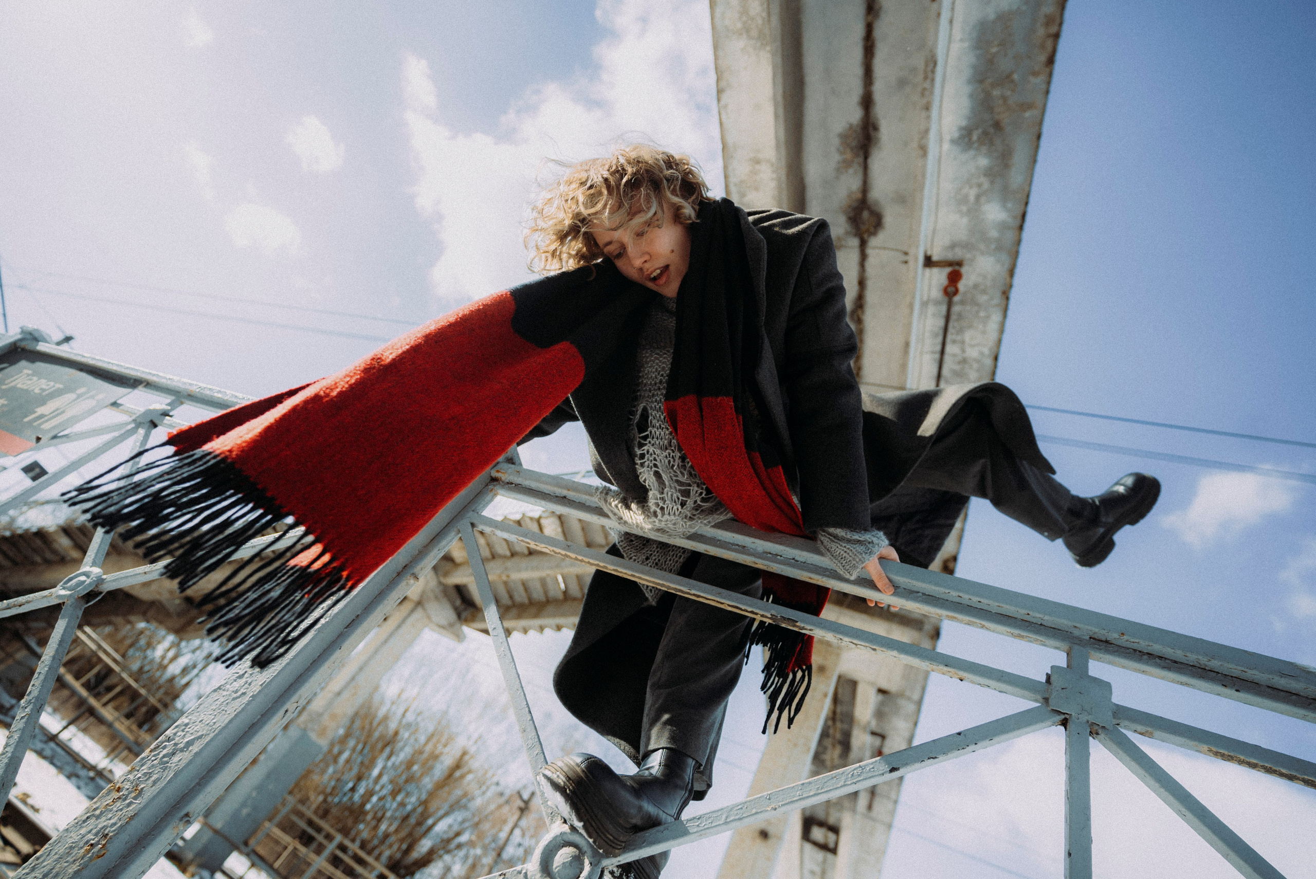 2025. Стрит-фотография, полная абсурда, идиотизма и красоты