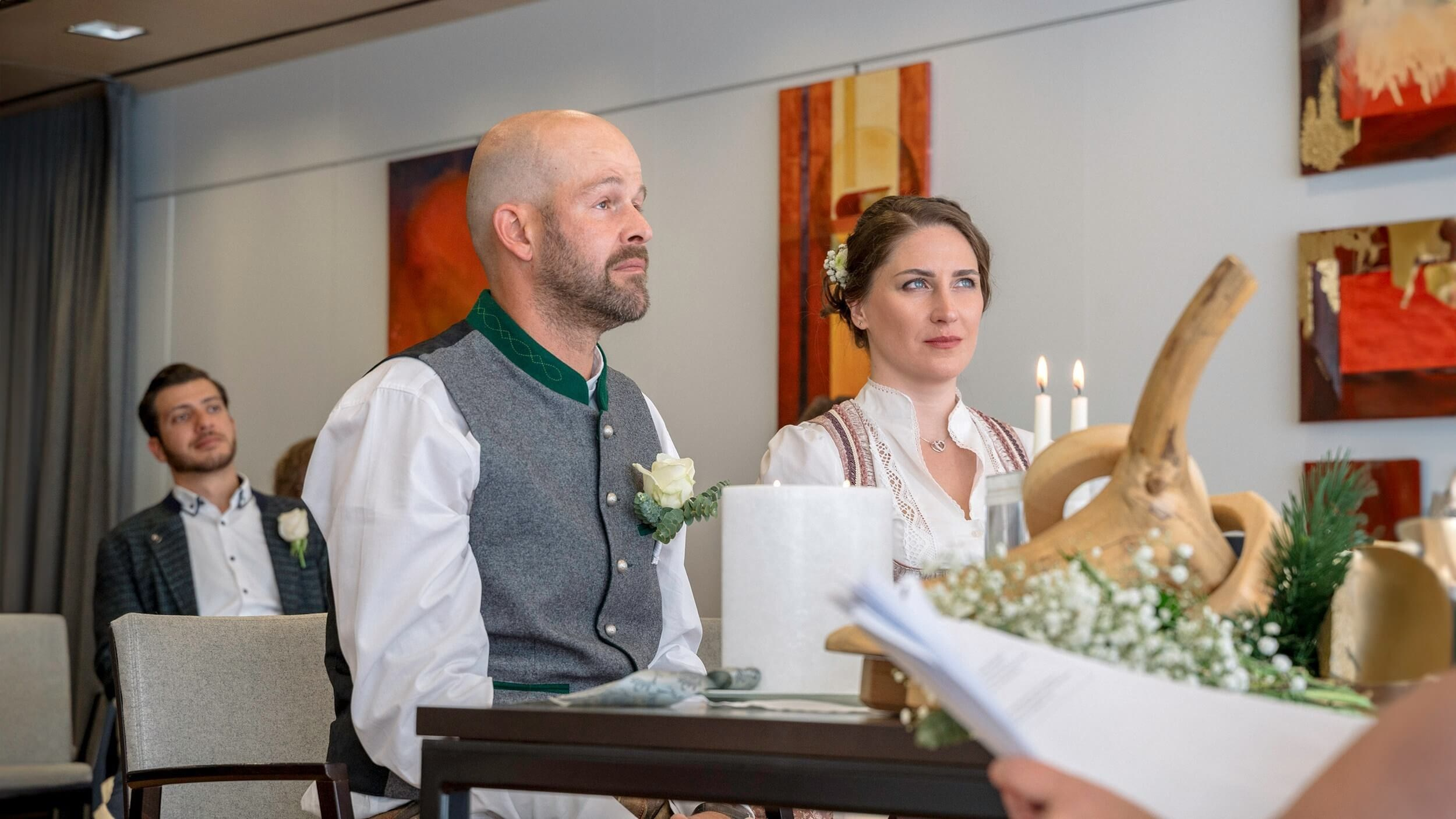 Braut und Bräutigam bei der Trauung im Standesamt Sölden.