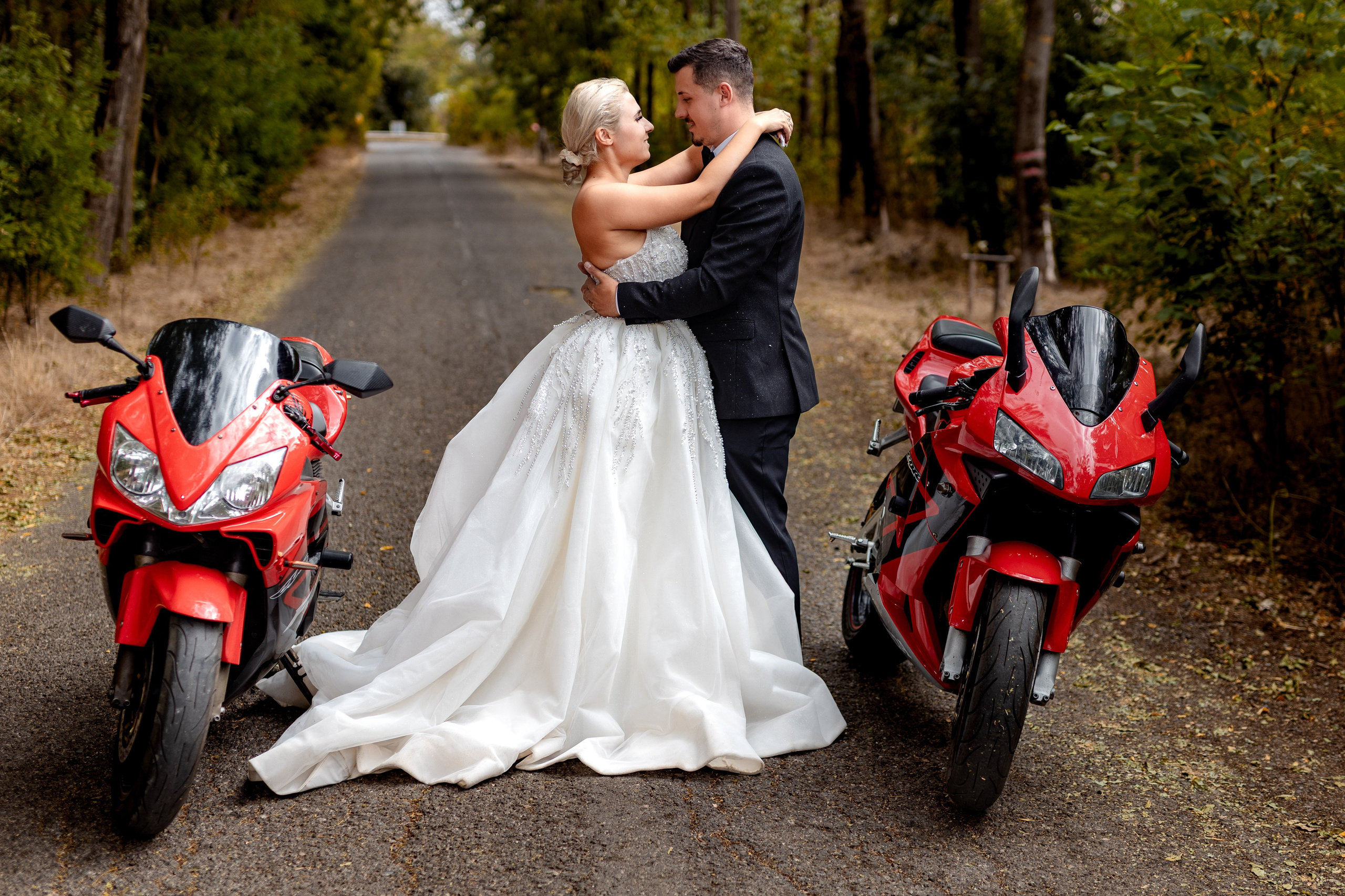 Trash the Dress cu motocicliști — ședință foto de poveste. Lucian Dedeu — Fotograf de nuntă și eveniment