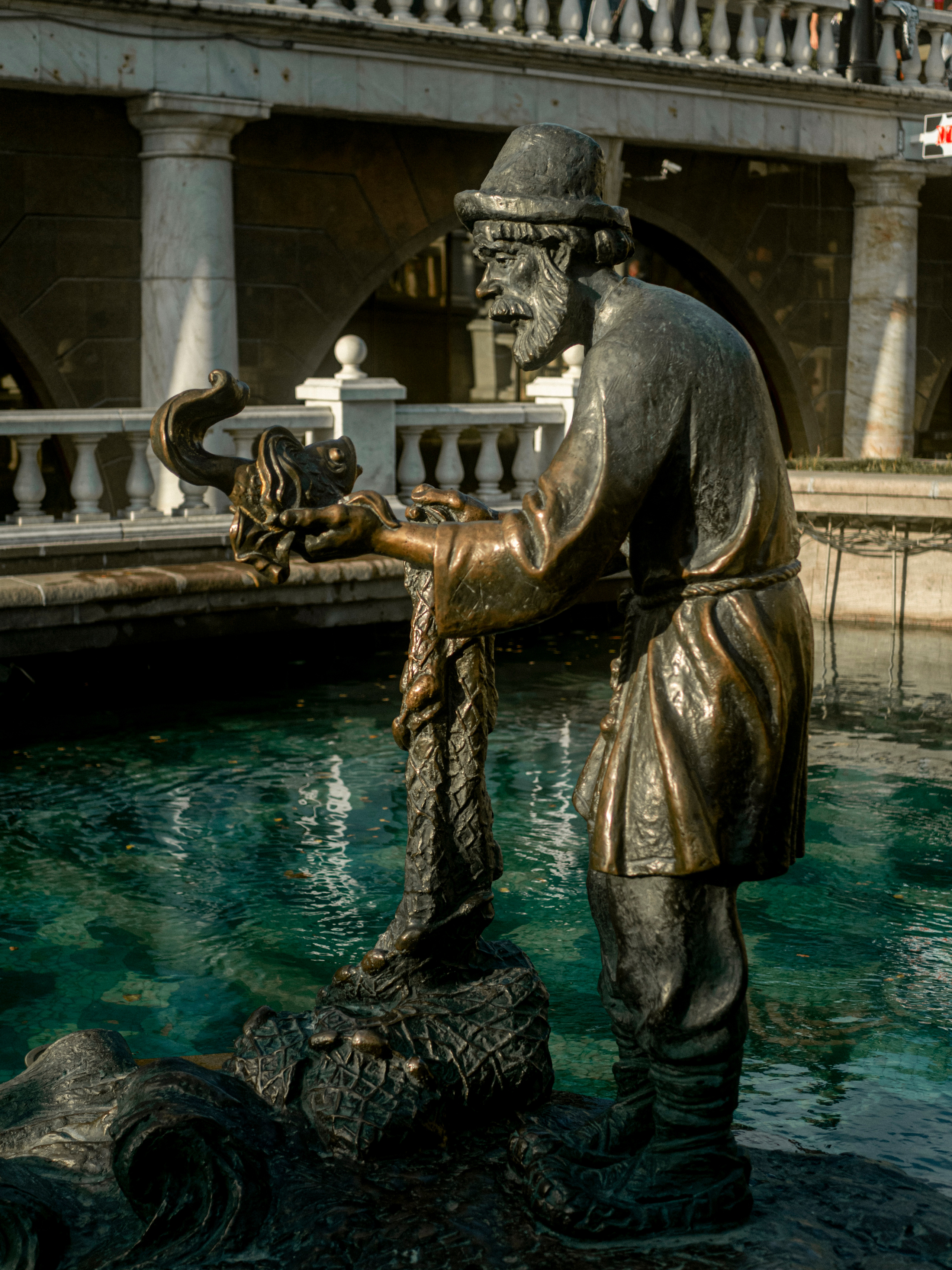 фигура старика и золотой рыбки