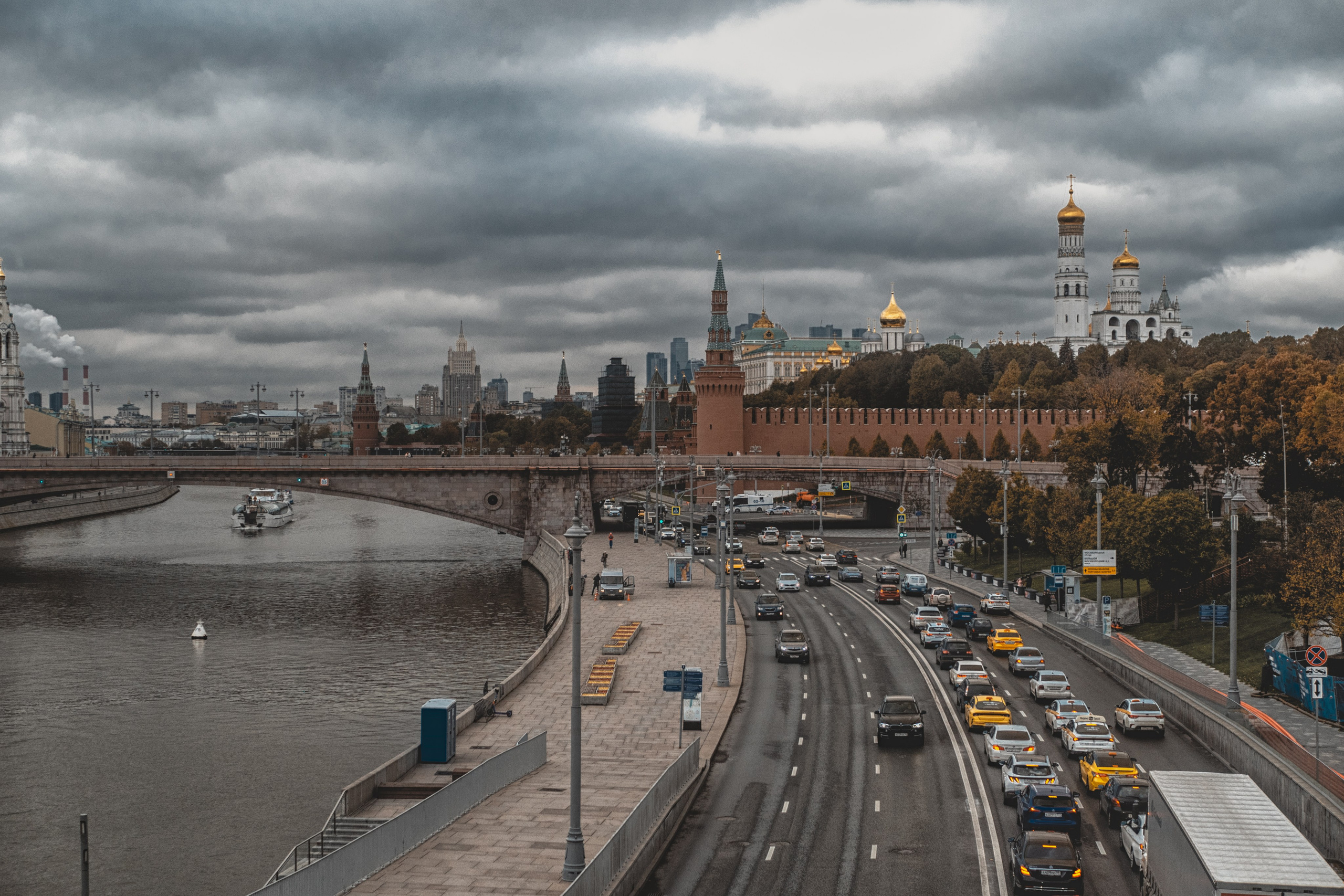 Moscou, une promenade vers Parc « Zaryadye » longeant Moskva-Reka. Photographe sur Cote d’Azur. Portraits de familles, couples, enfants, événements