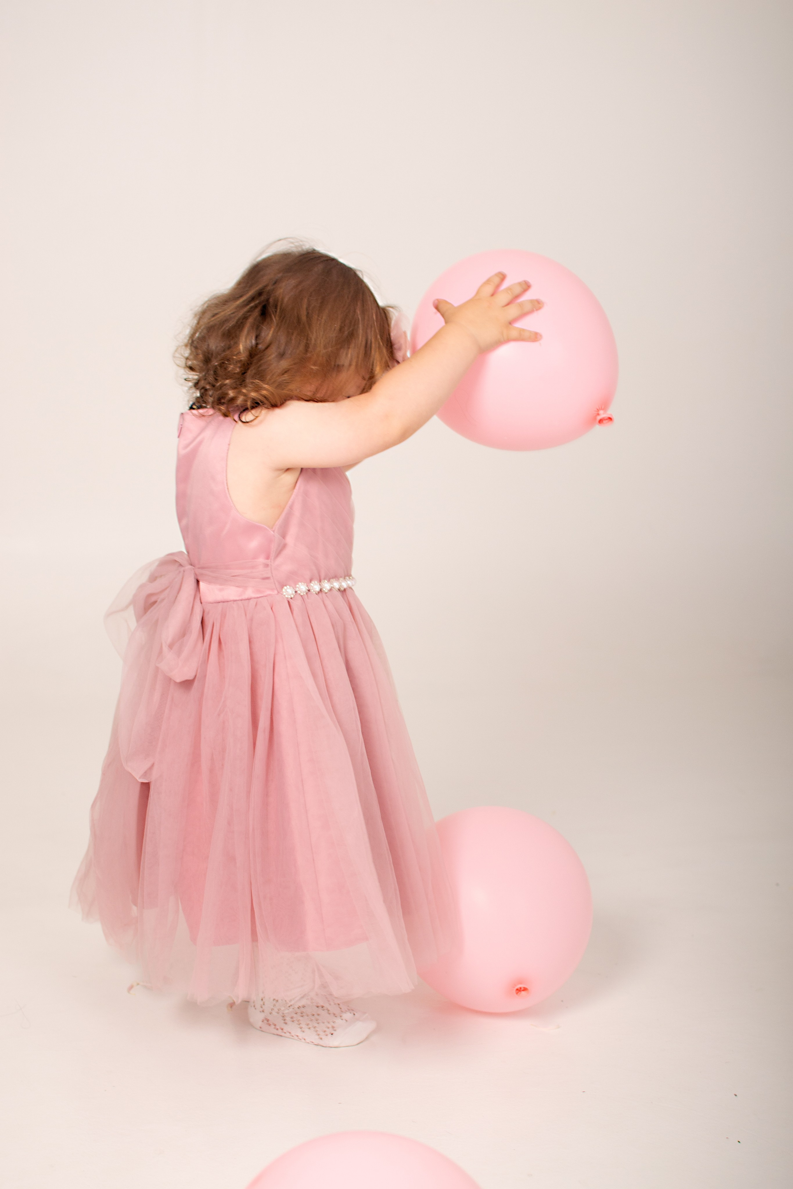 Фотосессия с пионами. Фотограф новорожденных в Темиртау и Караганде Любовь Жукова newborn