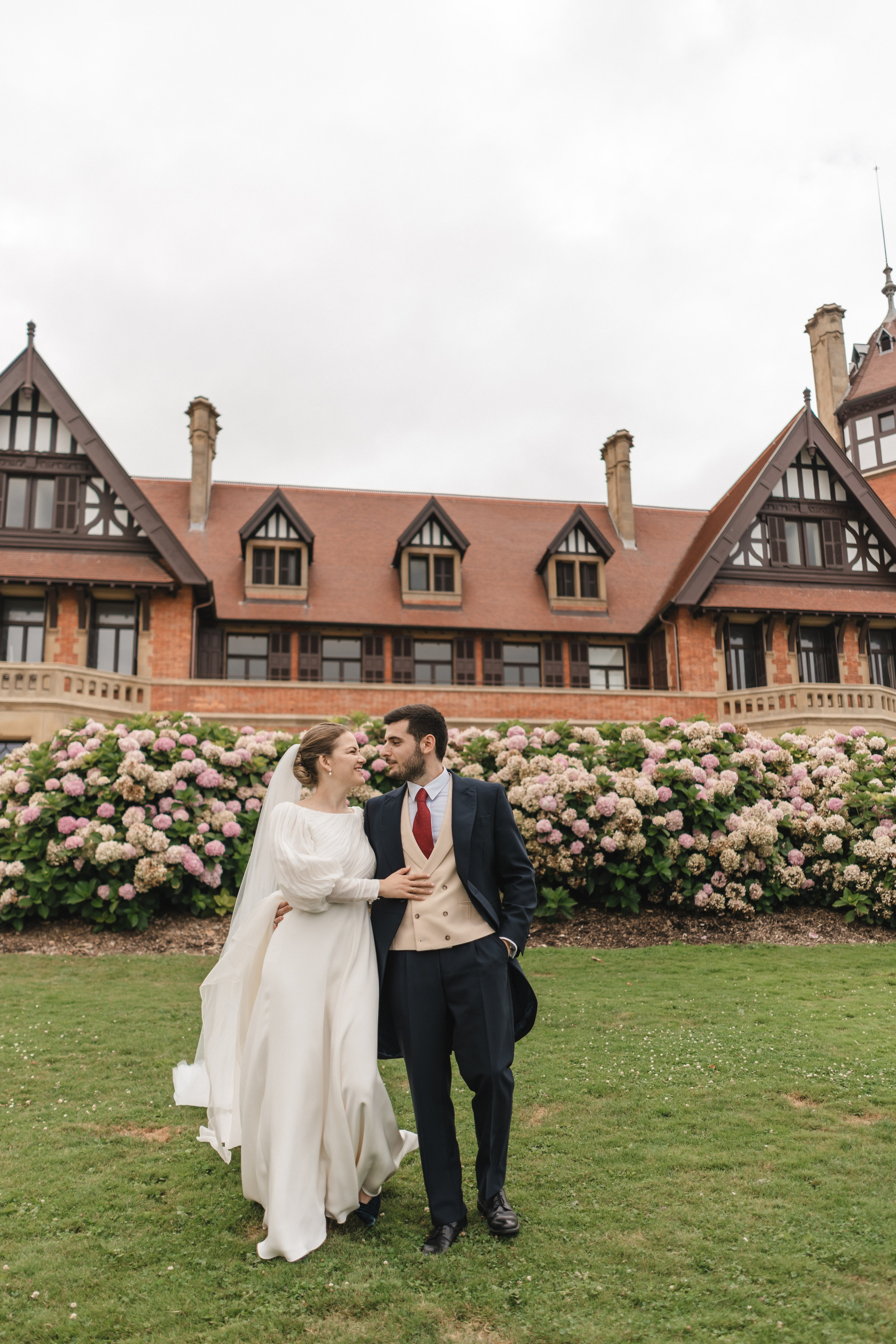 Elegancia y alegría familiar. Boda de Andrés y Lucía en San Sebastián. Holigood foto y video reportaje de bodas en San Sebastián y Europa