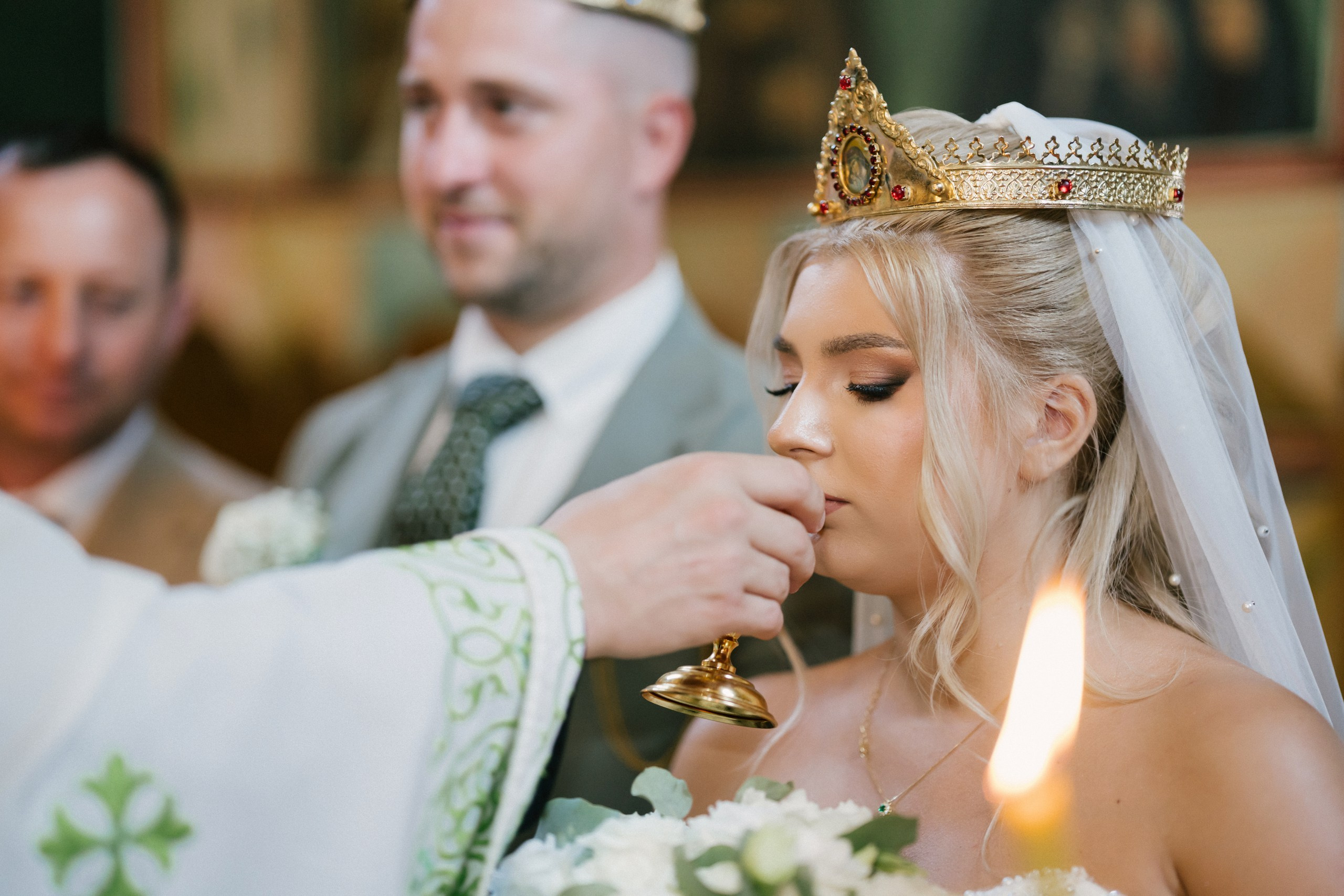 - mireasă Lavinia pregătire casa părintească Hârlău- mire Mihai pregătire Flămânzi cavalerii de onoare- fotograf nuntă Casa Jorovlea- ședință foto miri Mihai și Lavinia- nuntă elegantă Casa Jorovlea- fotografie de nuntă naturală România- domnișoare de onoare pregătire mireasă- emoții nuntă biserică- dansul mirilor Casa Jorovlea* fotograf profesionist nuntă Botoșani Iași* fotografie documentară de nuntă- familie și prieteni la nuntă- nași Mihai și Nicoleta nuntă- portret mireasă în lumină naturală- petrecere nuntă Casa Jorovlea- Nuntă Mihai și Lavinia – momente emoționante din ziua nunții, pregătirile mirilor în Hârlău și Flămânzi, ceremonia religioasă și ședința foto realizată de  AlinoFotoStudio -  Mireasa Lavinia în timpul pregătirilor la Hârlău-  Mihai pregătit de cavalerii de onoare în Flămânzi - Ceremonia religioasă a mirilor Mihai și Lavinia-Ședință foto romantică de nuntă Mihai și Lavinia - Dansul mirilor la petrecerea de nuntă -  fotograf nuntă Iași-  fotograf nuntă Botoșani- wedding photography Romania- AlinoFotoStudio - AlinoFotoStudio - Alin Chirilă fotograf - fotograf Botoșani - fotograf Iași - fotograf Hârlău - fotograf Bacău - fotograf Suceava - fotograf București - fotograf Neamț - servicii foto video - fotograf evenimente - fotograf nuntă - fotograf botez - wedding photographer Romania - ședință foto nuntă - fotografie de eveniment - wedding photography - fotografie profesională - fotograf profesionist România- povestitor prin fotografie, servicii foto - video -profesionale