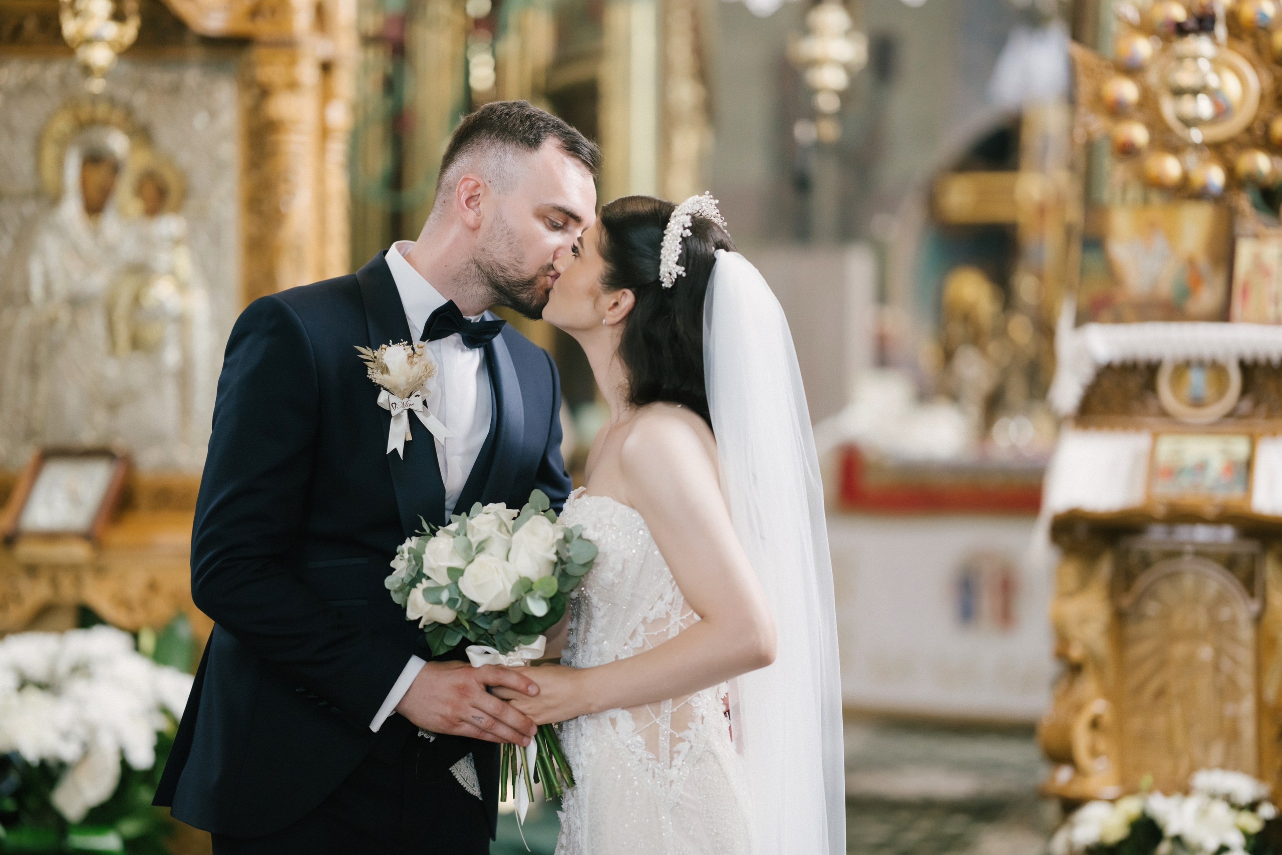 1. Mireasa Adriana în timpul pregătirilor de nuntă în Tudora Botoșani2. Costumul mirelui Ionuț fotografiat artistic în ziua nunții3. Prietenii mirelui la tradițiile de nuntă în Tudora4. Bărbieritul mirelui în cadrul obiceiurilor tradiționale de nuntă5. Fotografii de familie la biserică în ziua nunții6. Portret de familie cu mirii și copilul lor la nunta din Botoșani7. Primul dans al mirilor la Mariage Dor Baisa Botoșani8. Decor elegant de nuntă la Mariage Dor Baisa9. Emoții și tradiții la nunta din Tudora județul Botoșani10. Fotograf profesionist de nuntă în Botoșani surprinzând momente autentice - otograf-nunta-botosanifotograf-evenimente-botosanifotograf-profesionist-botosanifotograf-nunta-tudoranunta-tudora-botosanisedinta-foto-nunta-botosanipoze-nunta-botosanifotografii-nunta-tudorafotograf-cununie-religioasa-botosanibiserica-sfintii-imparati-constantin-si-elena-tudoramariage-dor-baisa-botosanirestaurant-nunta-botosanidansul-mirilor-mariage-dorpregatiri-mire-botosanipregatiri-mireasa-botosanitraditii-nunta-moldovaobiceiuri-nunta-tudorafotograf-familie-nunta-botosaniportret-miri-botosanigalerie-foto-nunta-botosanialbum-foto-nunta-botosaninunta-eleganta-botosaninunta-cu-traditii-botosanifotograf-premium-nunta-botosaniservicii-foto-video-botosanipoveste-de-nunta-botosanifotograf-documentar-nuntafotograf-natural-emotionalmiri-ionut-si-adriananunta-autentica-tudora -otograf-nunta-botosanifotograf-nunta-tudoranunta-tudora-botosanifotograf-evenimente-botosanifotograf-profesionist-botosaniservicii-foto-video-botosanigalerie-foto-nunta-botosanialbum-foto-nunta-botosani - nunta-autentica-botosaninunta-cu-traditii-botosanipoveste-de-nunta-botosanifotografii-emotionante-nuntamomente-autentice-nuntafotografie-documentara-nuntafotograf-natural-nunta- pregatiri-miri-tudorabiserica-tudora-botosanicununie-religioasa-tudoramariage-dor-baisa-botosanipetrecere-nunta-botosanivalsul-mirilor-botosani - alino-foto-studio-botosaniionut-si-adriana-nunta-tudorafotograf-alin-chirila-botosani