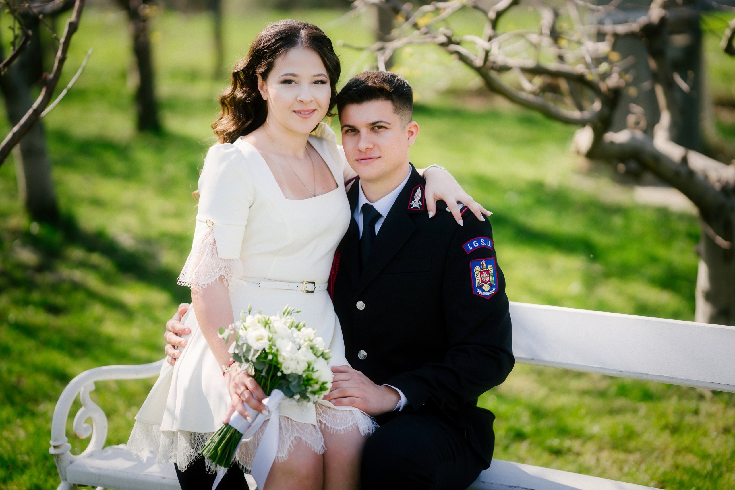 Povestitor prin fotografie - Fotograf nuntă Botoșani  – Alin Chirilă -* Gabriel și Denisa la starea civilă în Unțeni Botoșani, fotografie de cuplu pe scări elegante, Alin Chirilă fotograf* Mire și mireasă după cununia civilă în comuna Unțeni Botoșani, ședință foto realizată de AlinoFotoStudio* Fotograf stare civilă Botoșani, Gabriel și Denisa privindu-se cu drag pe scările locației de eveniment* Cuplu proaspăt căsătorit la cununia civilă Unțeni, fotografie romantică realizată de Alin Chirilă fotograf* Gabriel și Denisa după ceremonia civilă, ședință foto la Restaurant Luceafărul Popas Cucorăni* Fotograf evenimente Botoșani, stare civilă Unțeni, mire și mireasă în cadru elegant și luminos* Mire în uniformă și mireasă cu buchet alb, fotografie de nuntă civilă în județul Botoșani* AlinoFotoStudio portret de cuplu la stare civilă, Gabriel și Denisa în ziua logodnei civile* Fotograf cununie civilă Botoșani, moment romantic surprins la Popas Cucorăni Luceafărul* Gabriel și Denisa și-au spus da la Unțeni Botoșani, amintiri fotografice naturale și elegante* Mireasă cu păr ondulat și mire în uniformă militară, fotografie de cuplu la stare civilă* Alin Chirilă povestitor prin fotografie, cununie civilă Gabriel și Denisa în Botoșani* Ședință foto de stare civilă Botoșani, cuplu pe scări decorative într-un cadru rafinat* Fotograf nuntă și stare civilă Suceava Botoșani Iași, Gabriel și Denisa în ziua cea mare* Imagine romantică de la cununia civilă Unțeni, mire și mireasă zâmbind unul către celălalt, fotograf uvertura mall Botoșani, fotograf mall- servicii foto- video Botoșani 