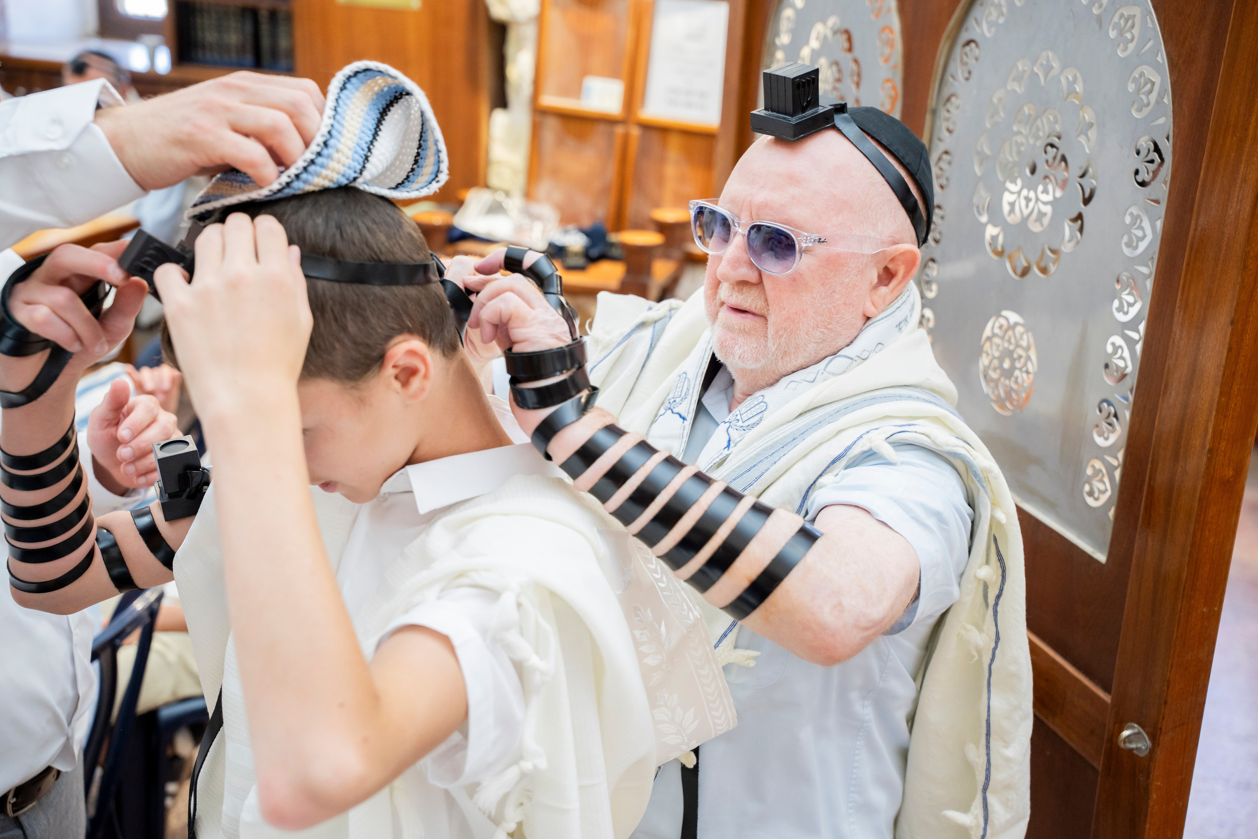 הנחת התפילין רפאל לוי. יוסף מזרחי צילום חתונה, ברית וזוגיות. צלם מקצועי שאוהב להוציא אתכם הכי יפים ברגעים הכי מרגשים