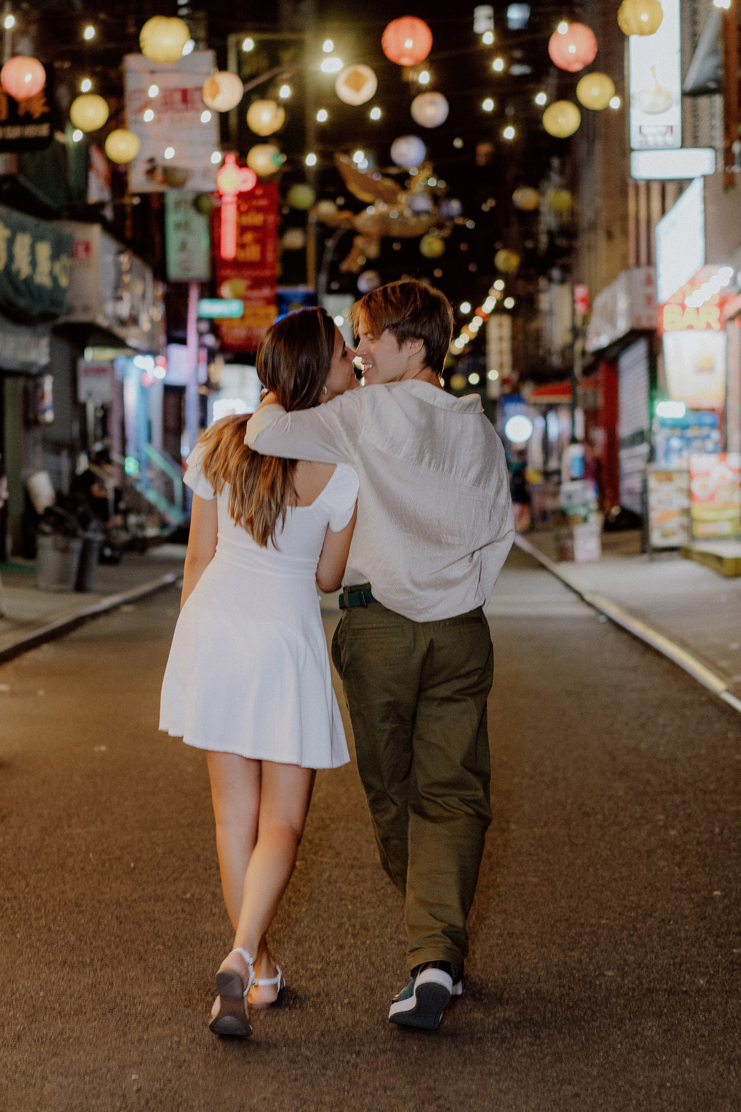 Couple in the night city. Videographer and photographer in New York // MAKAROV.VIDEO