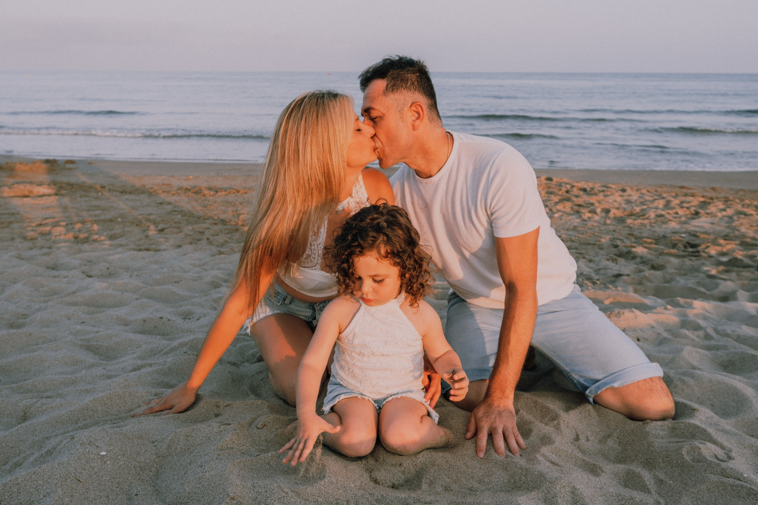 Sesión familiar en la playa. Fotografía profesional en Calafell - Elena Medvedeva