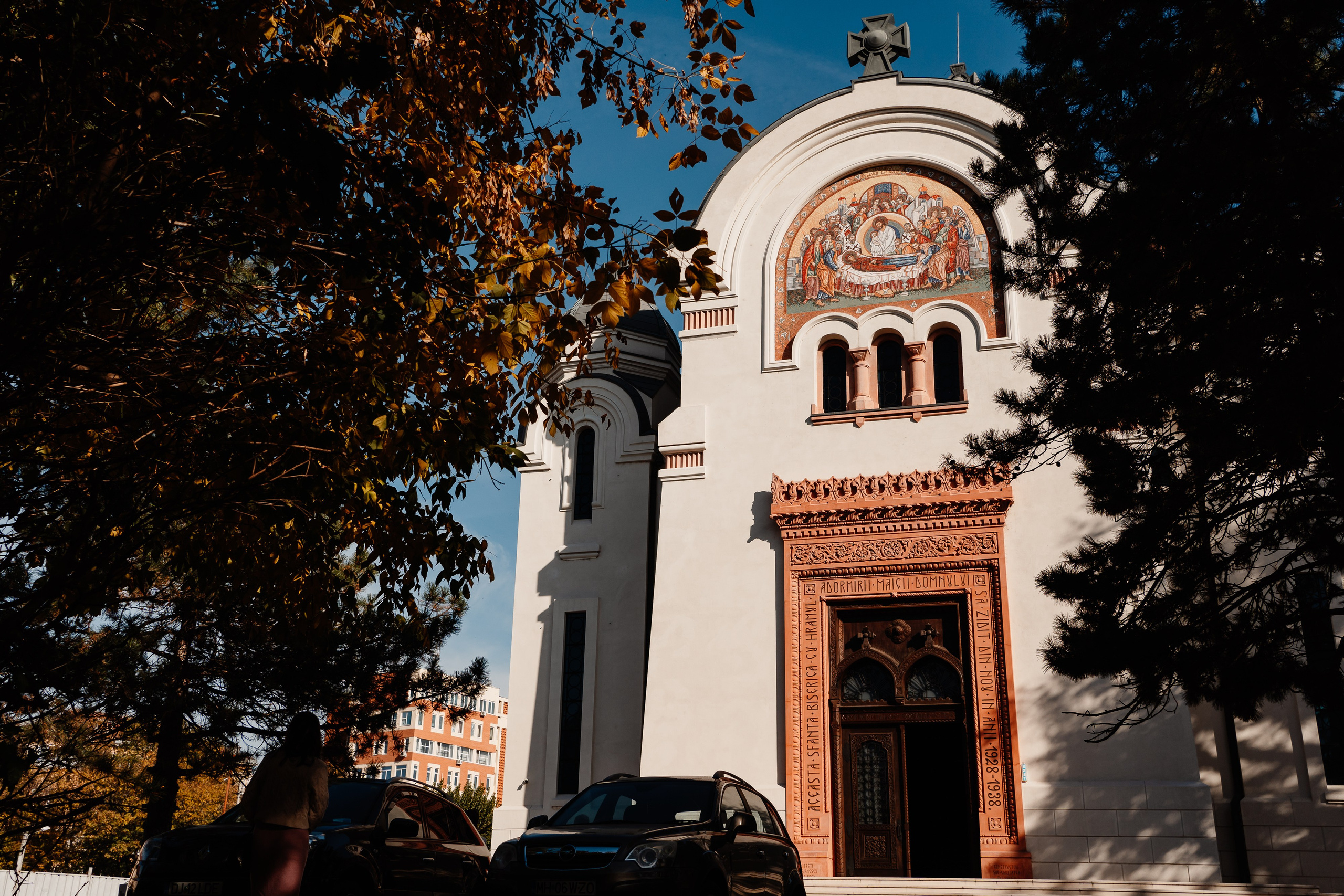 Instantaneu plin de tandrețe dintre părinți și bebeluș în ziua botezului, realizat în Craiova. Fotografie profesională de botez, capturând emoțiile autentice ale familiei într-un decor luminos și cald