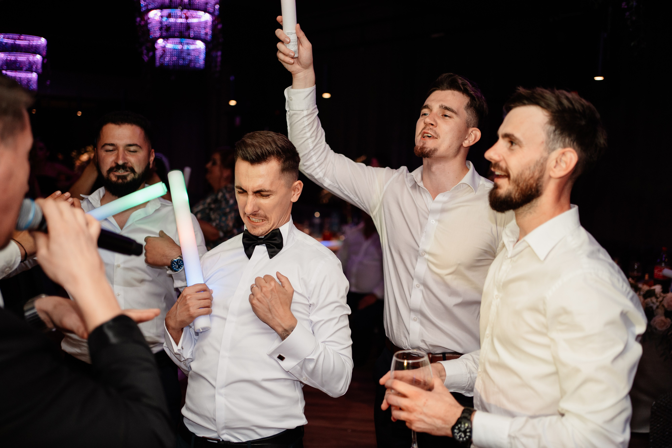 Moment emoționant între miri în ziua nunții, surprins într-un cadru natural și romantic, la Drobeta Turnu Severin. Fotografie de nuntă profesională, editată artistic pentru a evidenția emoția și eleganța evenimentului.