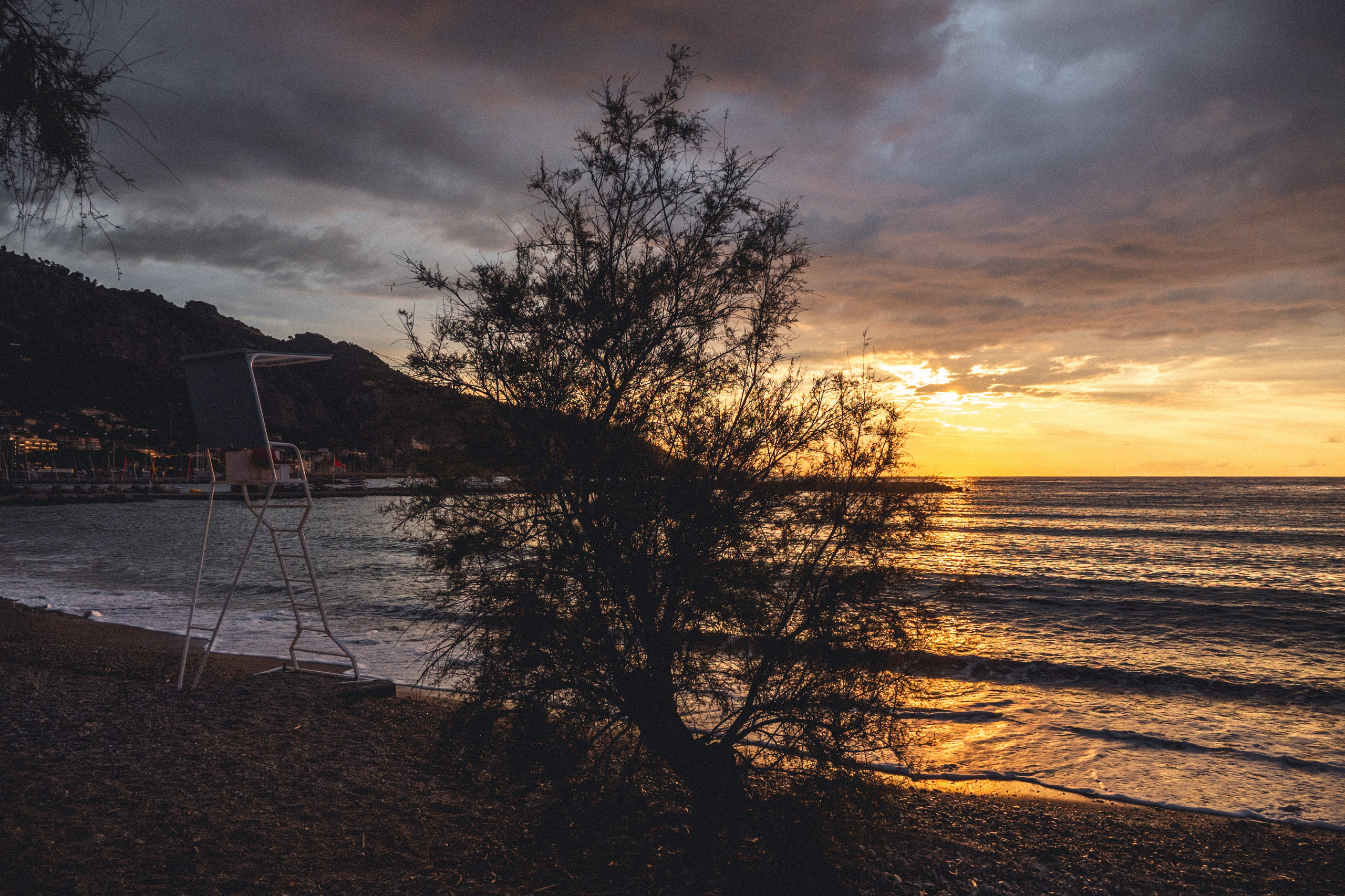Lever de soleil à Menton. Photographe sur Cote d’Azur. Portraits de familles, couples, enfants, événements