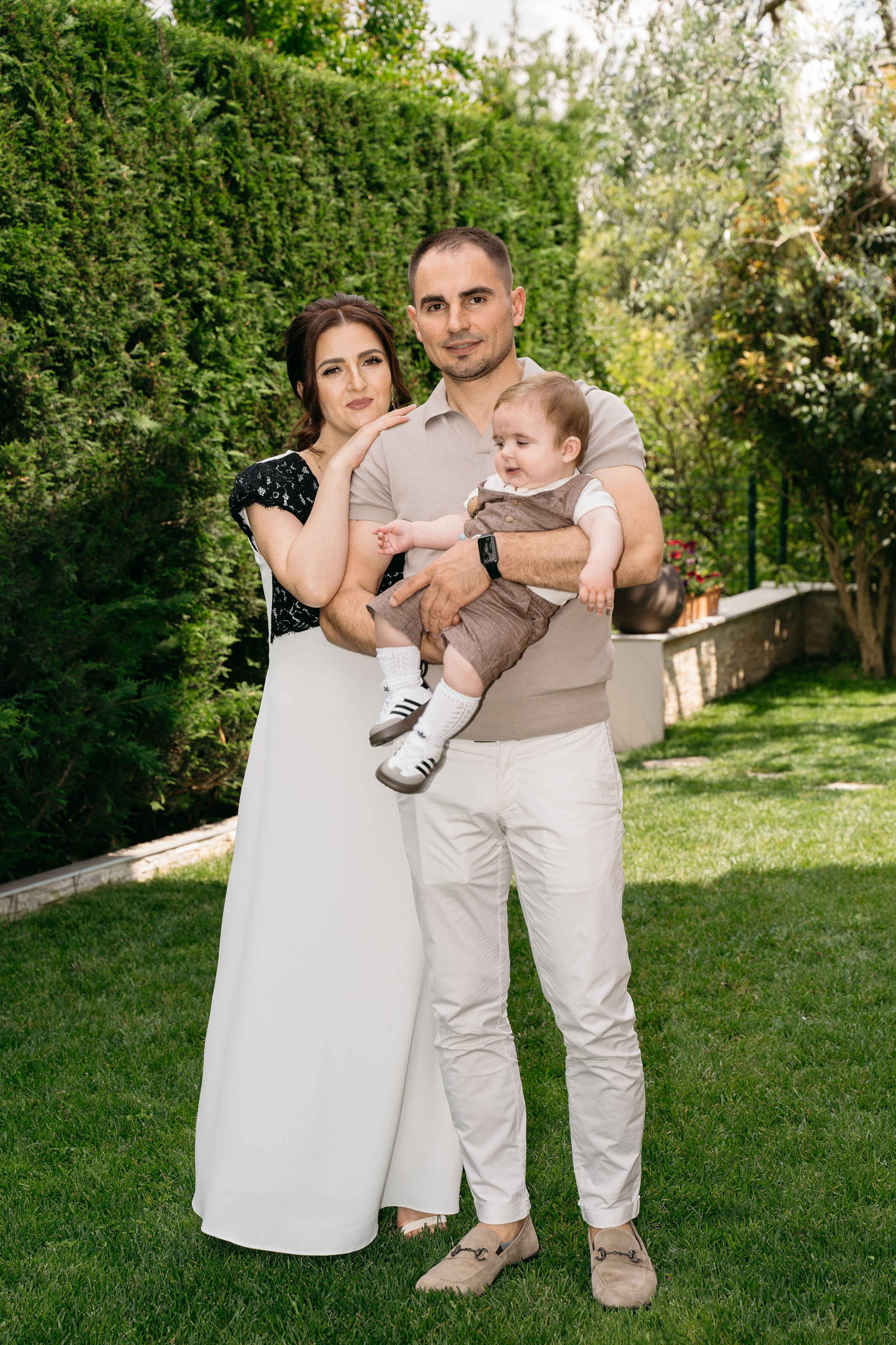 Scatto intimo a casa con Aaron, mamma e papà prima della cerimonia