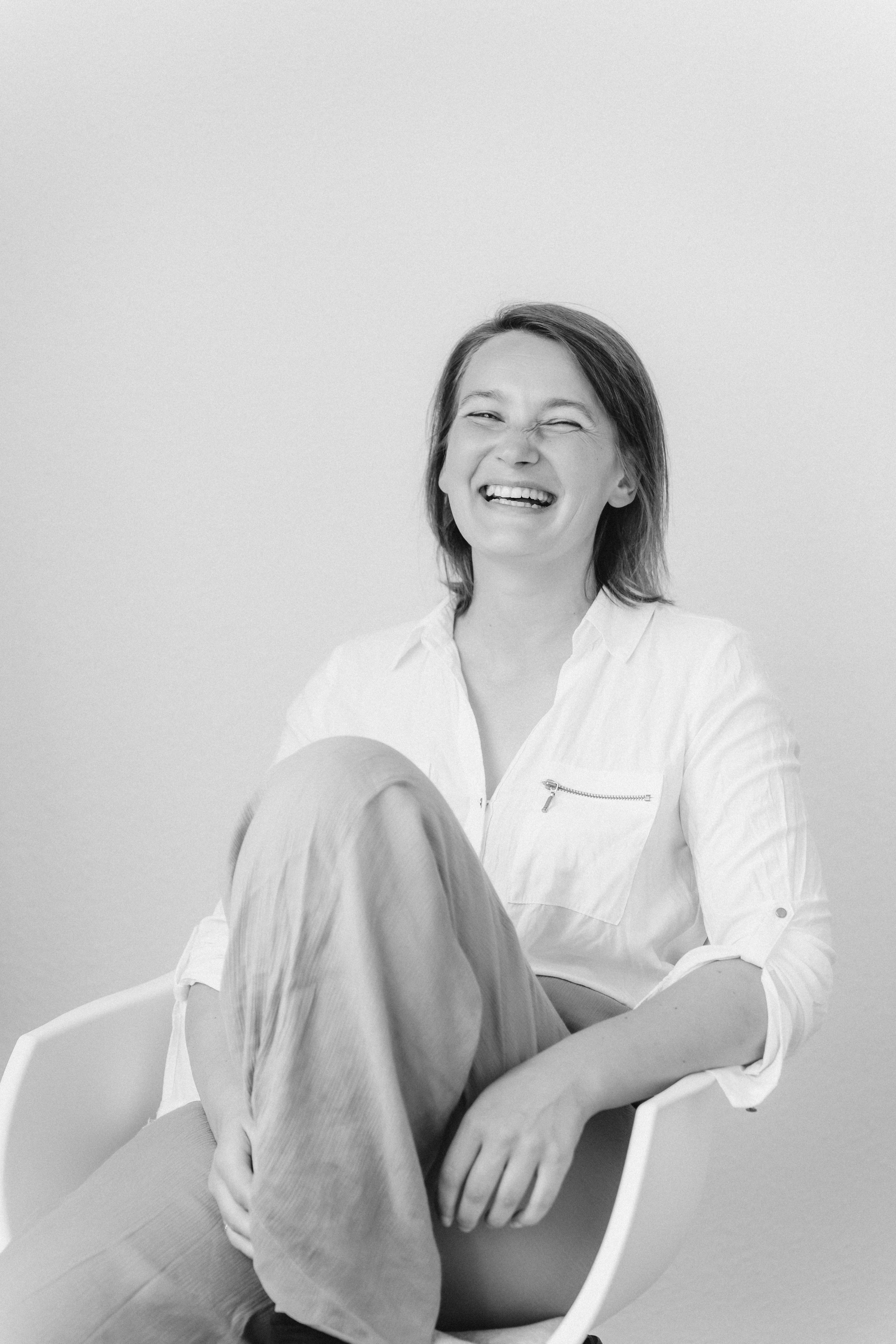 Schwarz-Weiß-Fotoshooting im Studio. Schwarz-weiß Fotografie in Münster. Fotografin Viktoria Roschen