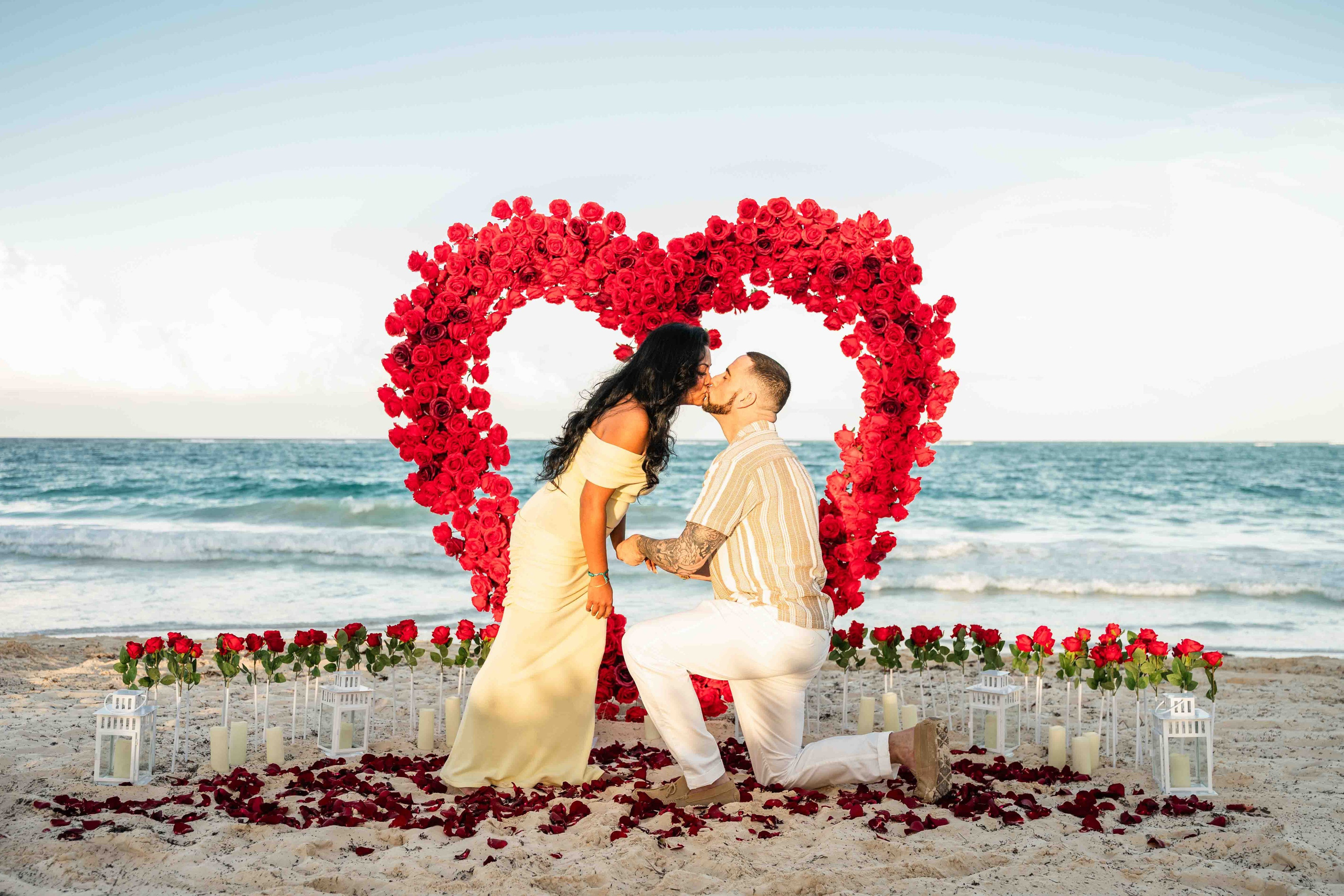 Propuesta con Arco Floral en Punta Cana — Corazón Romántico