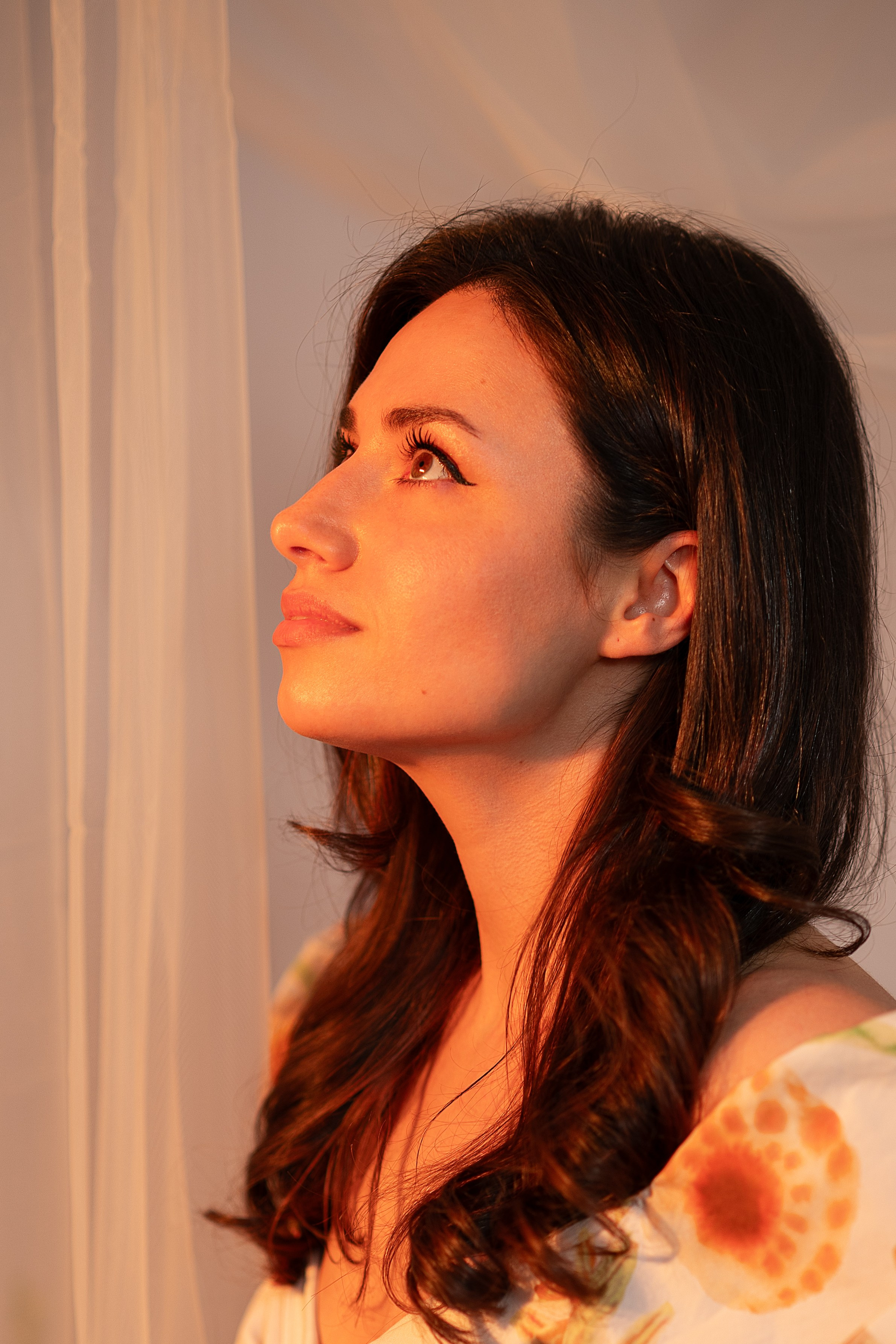 Nahaufnahme von Tanja im weichen Licht des Sonnenuntergangs. Nahes Portrait von Tanja im sanften Abendlicht