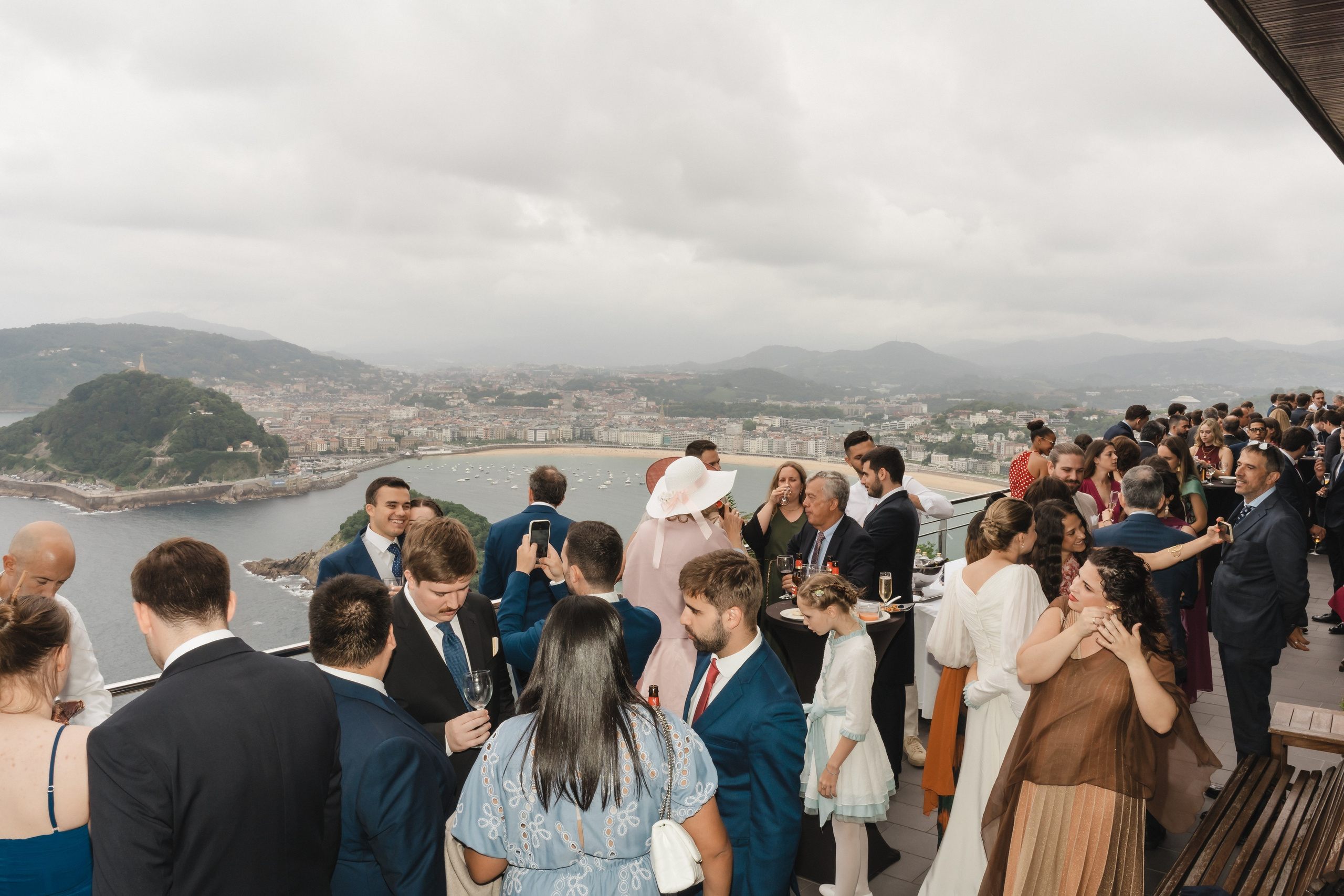 Elegancia y alegría familiar. Boda de Andrés y Lucía en San Sebastián. Holigood foto y video reportaje de bodas en San Sebastián y Europa