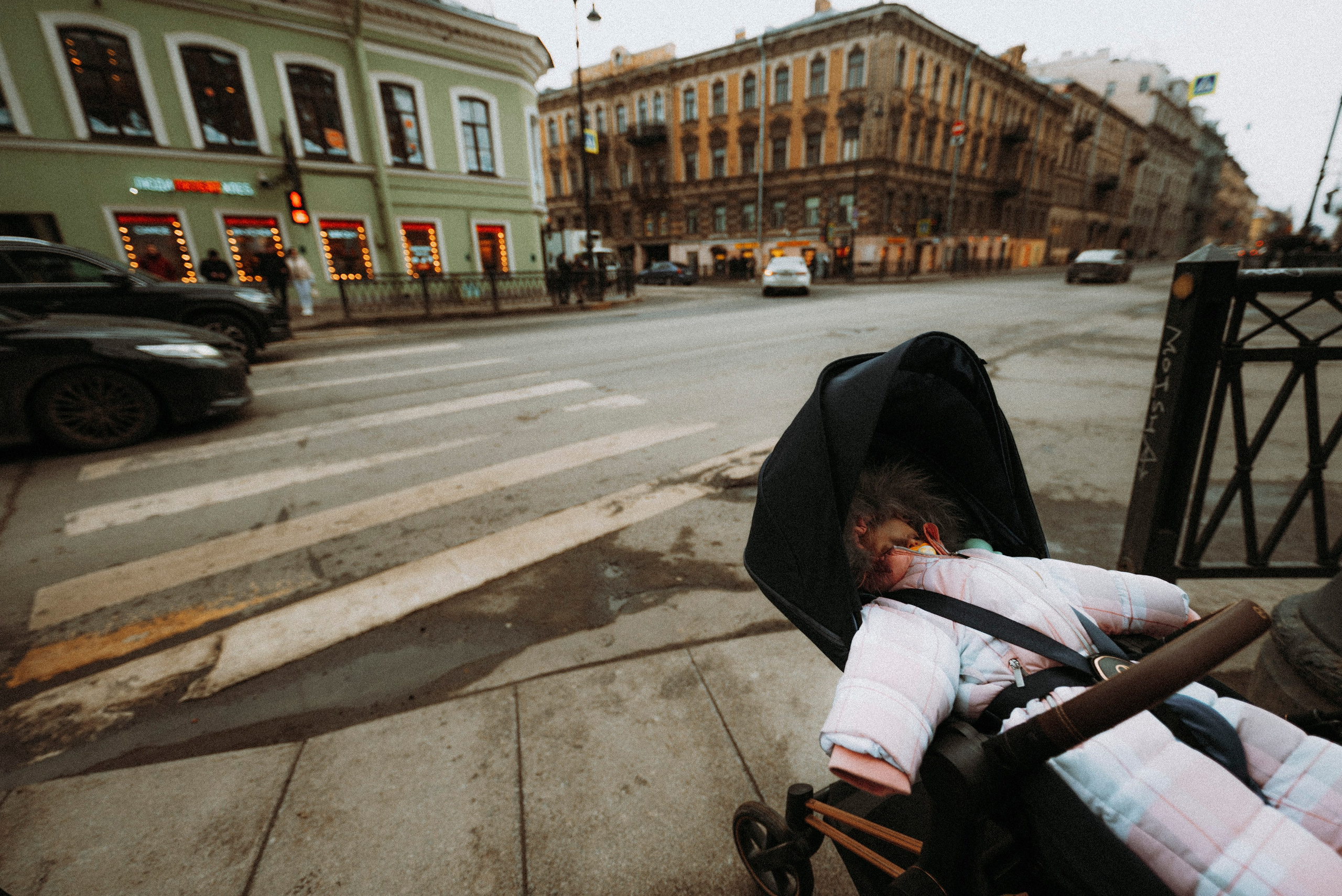 2025. Стрит-фотография, полная абсурда, идиотизма и красоты