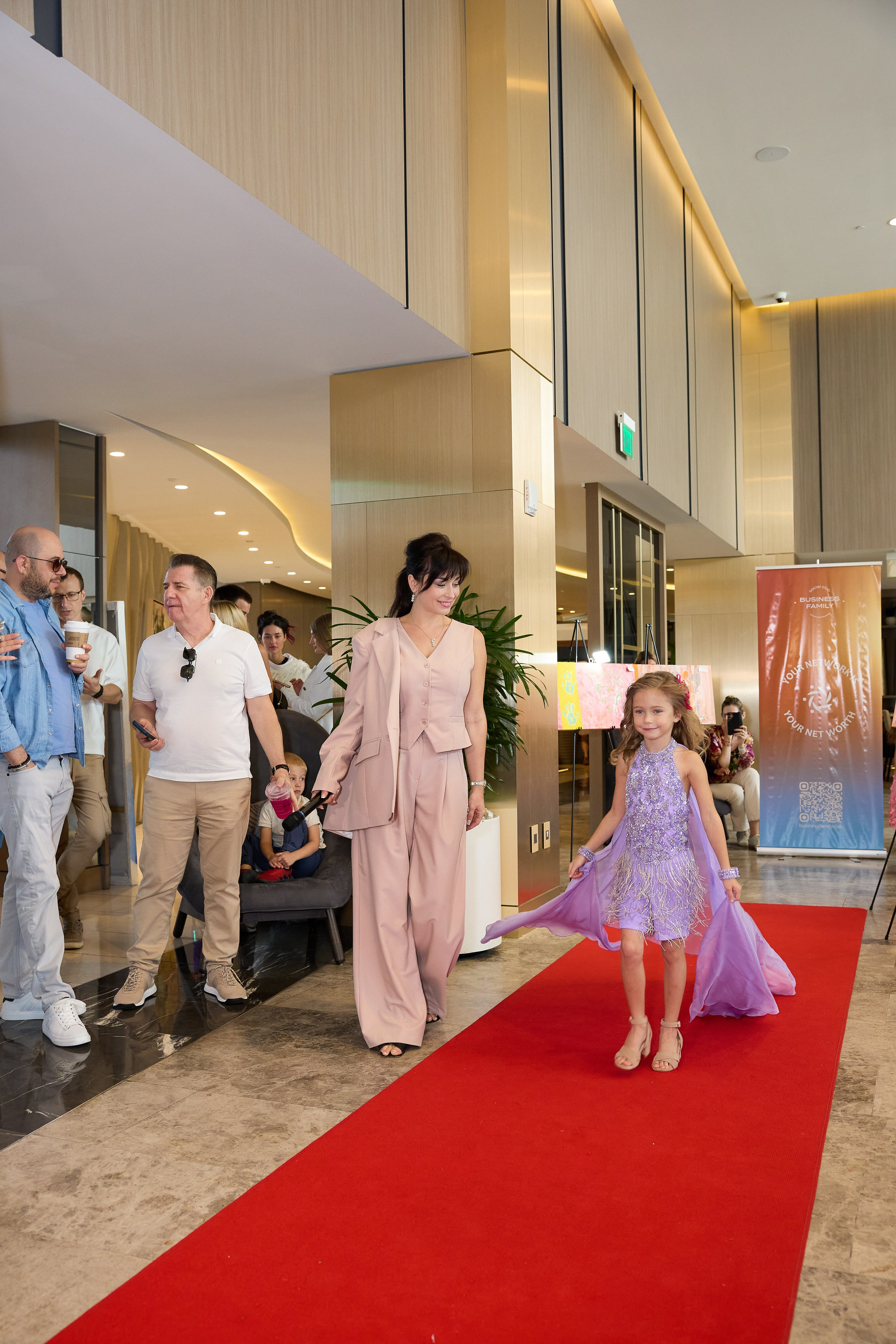 Авторская благотворительная художественная выставка Дианы Бортник. Фотограф Юлия Маковеева