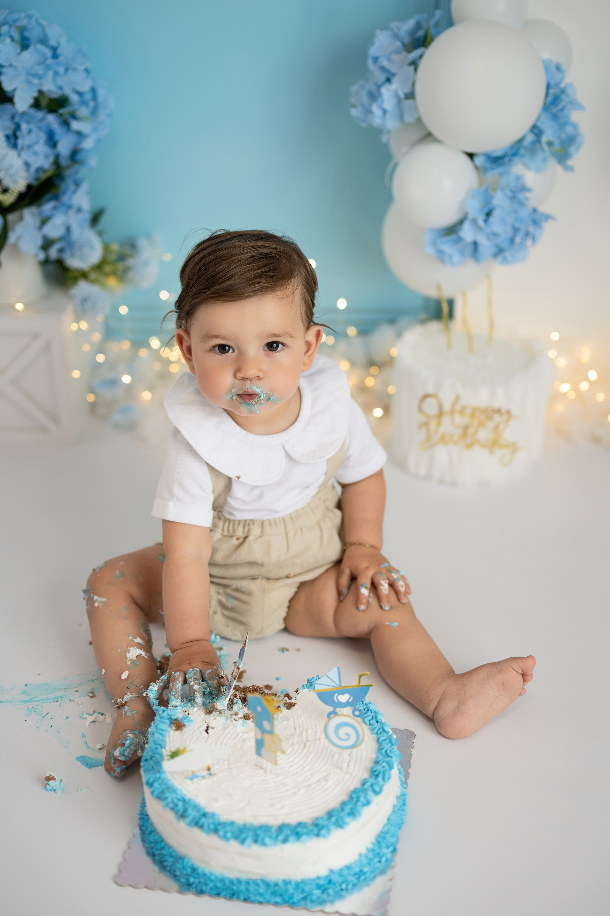 Smash the cake. Photographer Claudia Jidovineantu