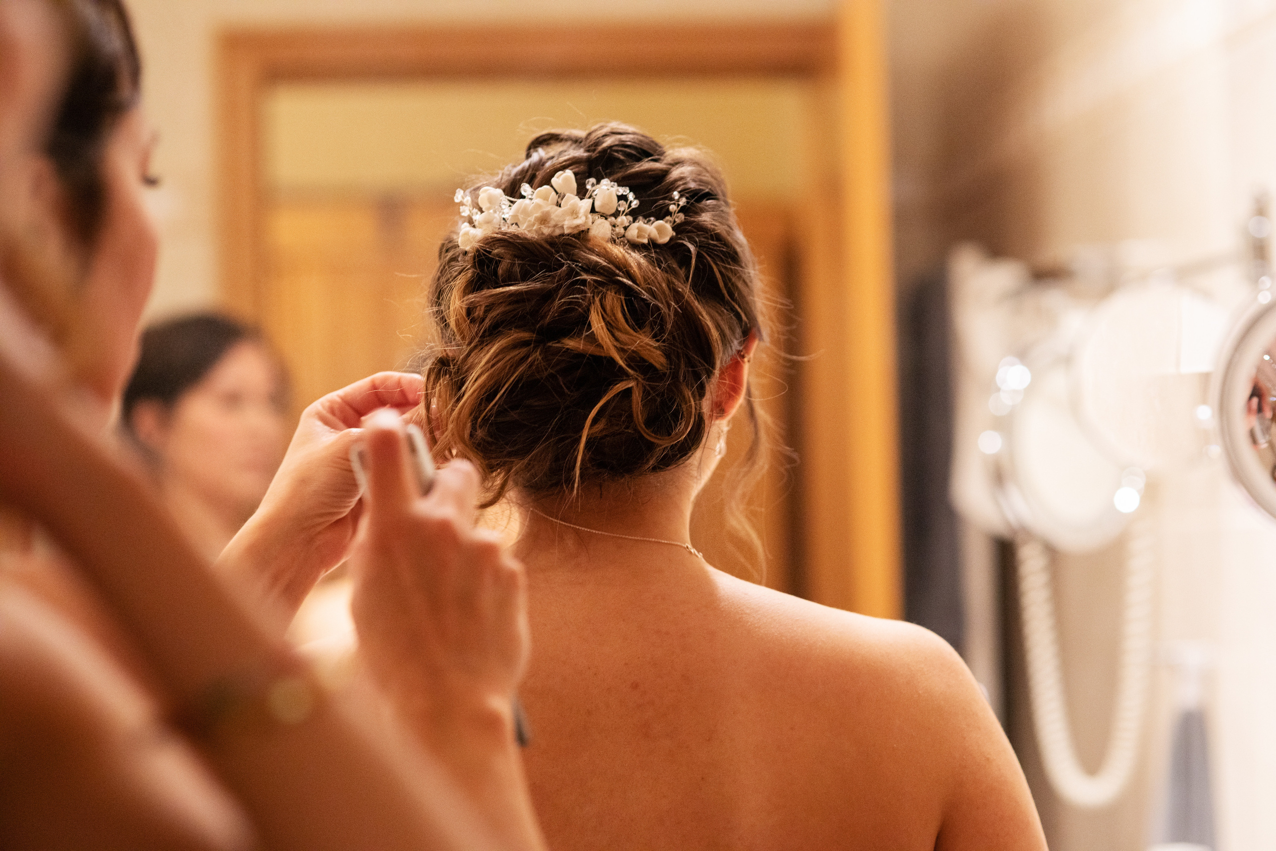 Brautpaar beim ersten Tanz in der Feierlocation Hotel Waldkrug Delbrück, eingefangen in einzigartigem Hochzeitsvideo.