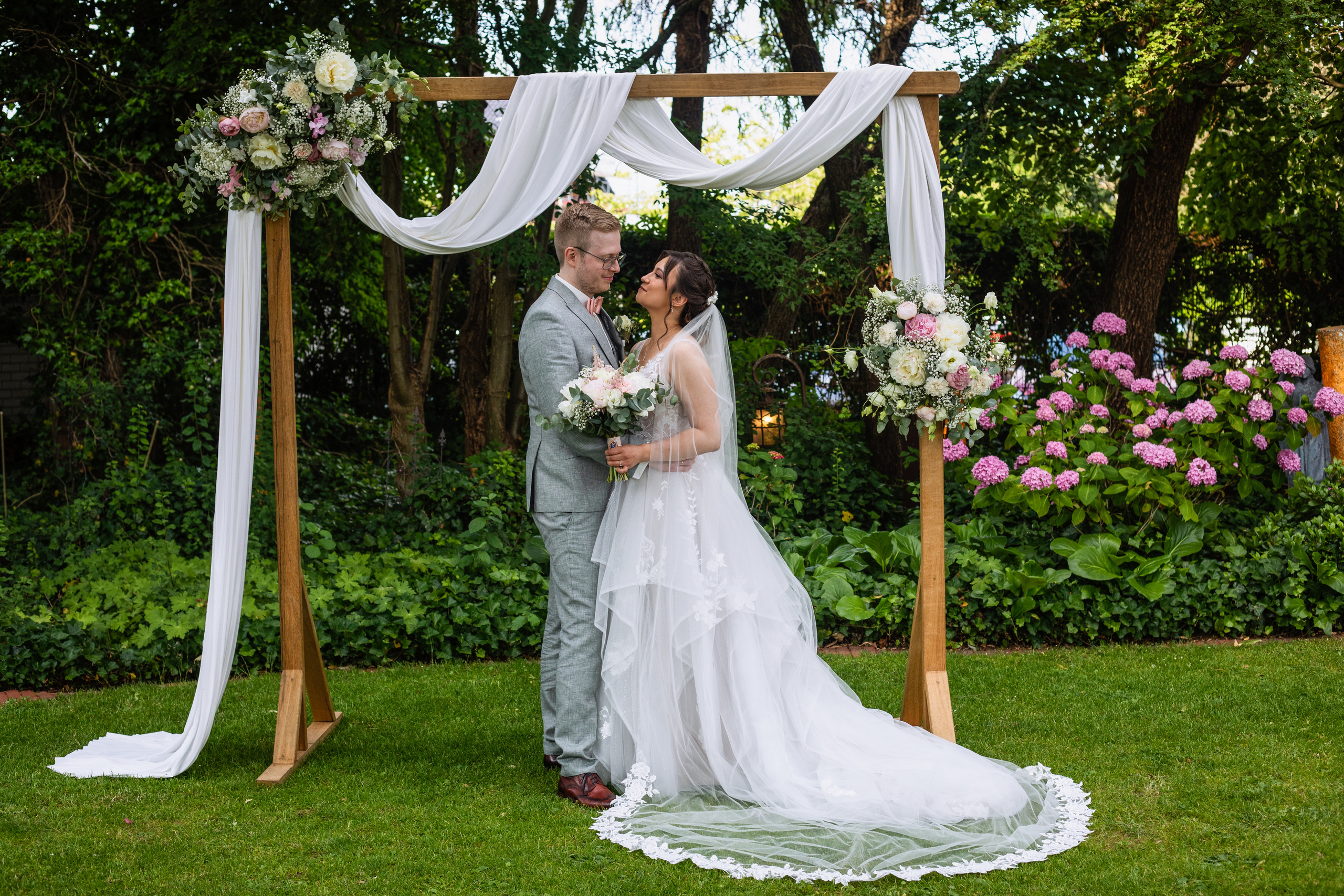 Braut und Bräutigam stehen vor dem Traurigen