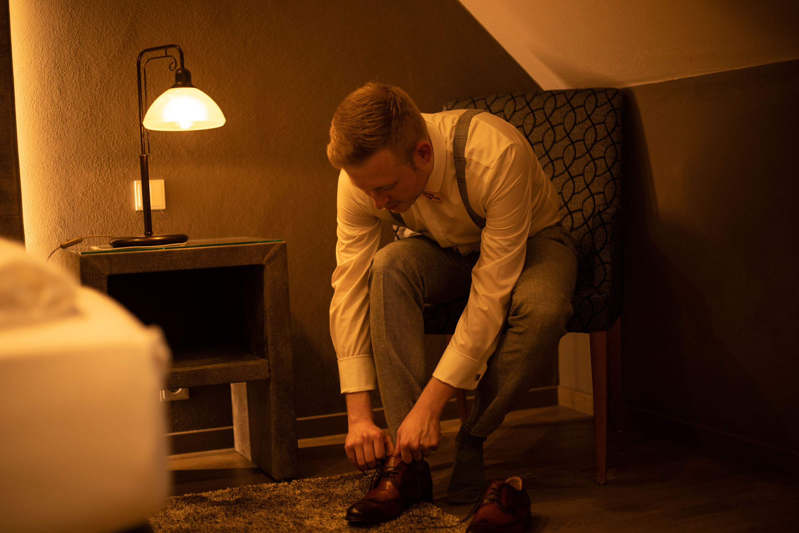 Der Bräutigam macht seine Schuhe zu