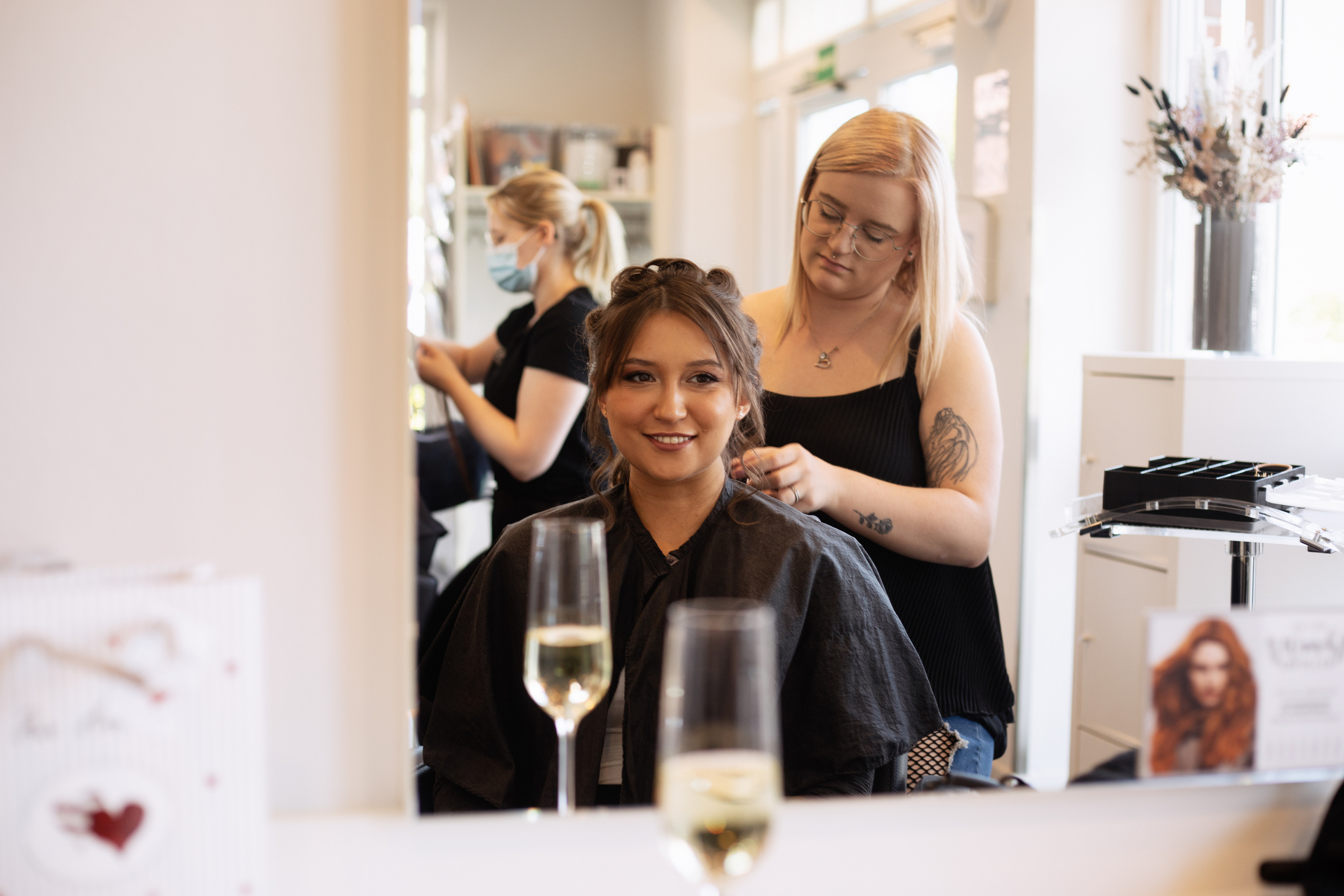 Brautpaar bei der Hochzeit im Hotel Waldkrug: Kreative Fotos von der Feier und wunderschönen Details