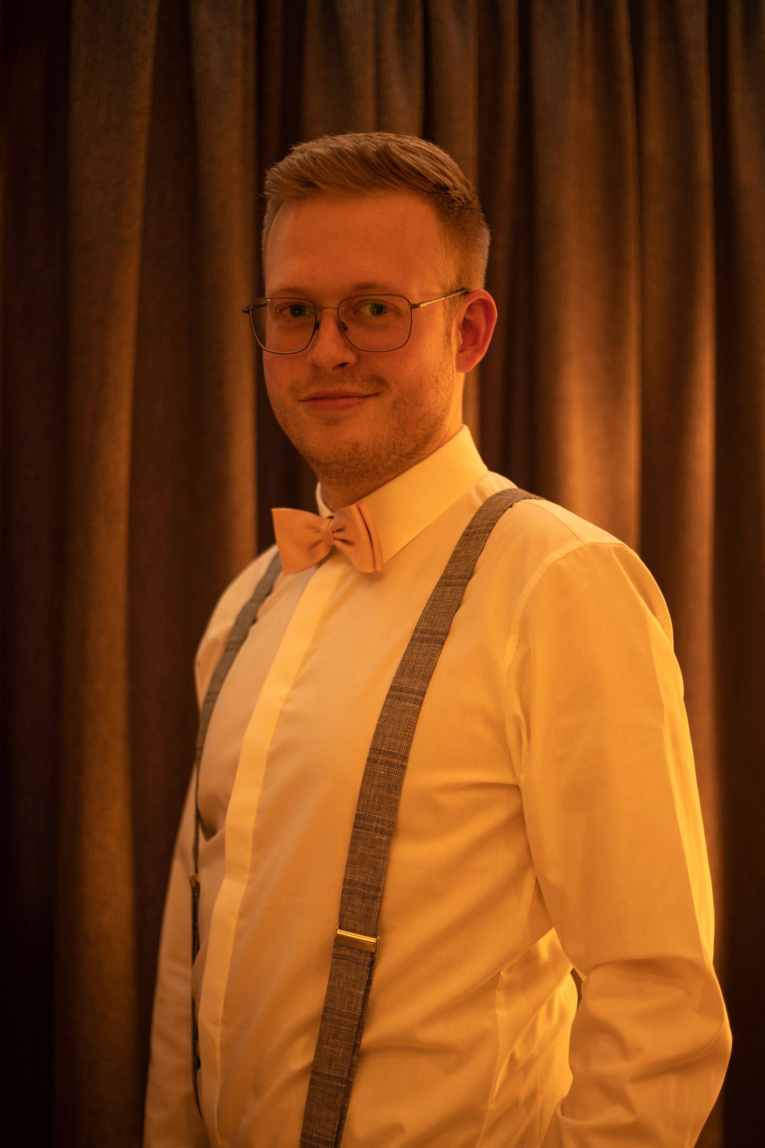 Getting Ready Braut und Bräutigam werden getrennt fertig gemacht