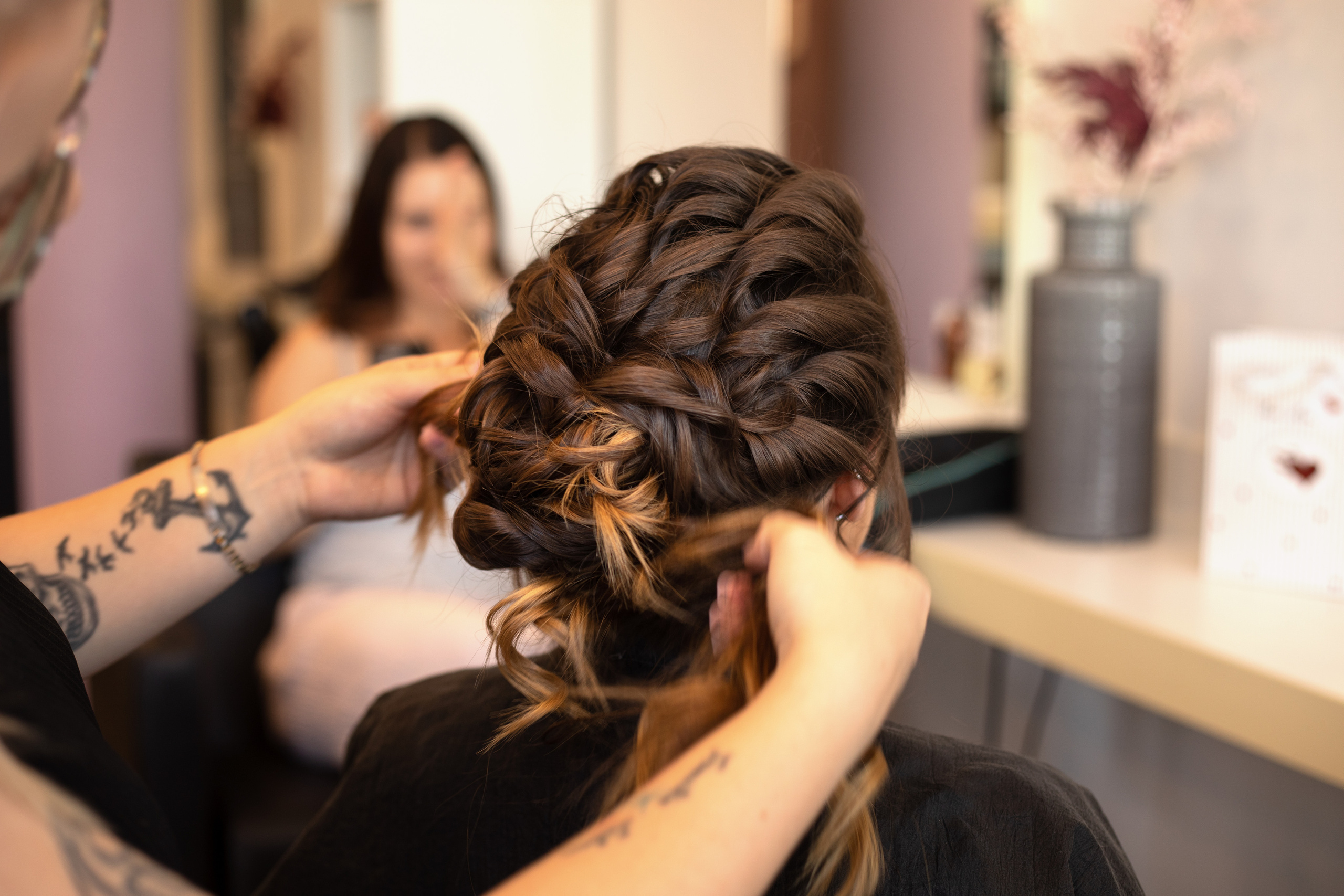 „Emotionale Momente während der Hochzeitsfeier im Hotel Waldkrug Delbrück, mit natürlichen und authentischen Bildern.