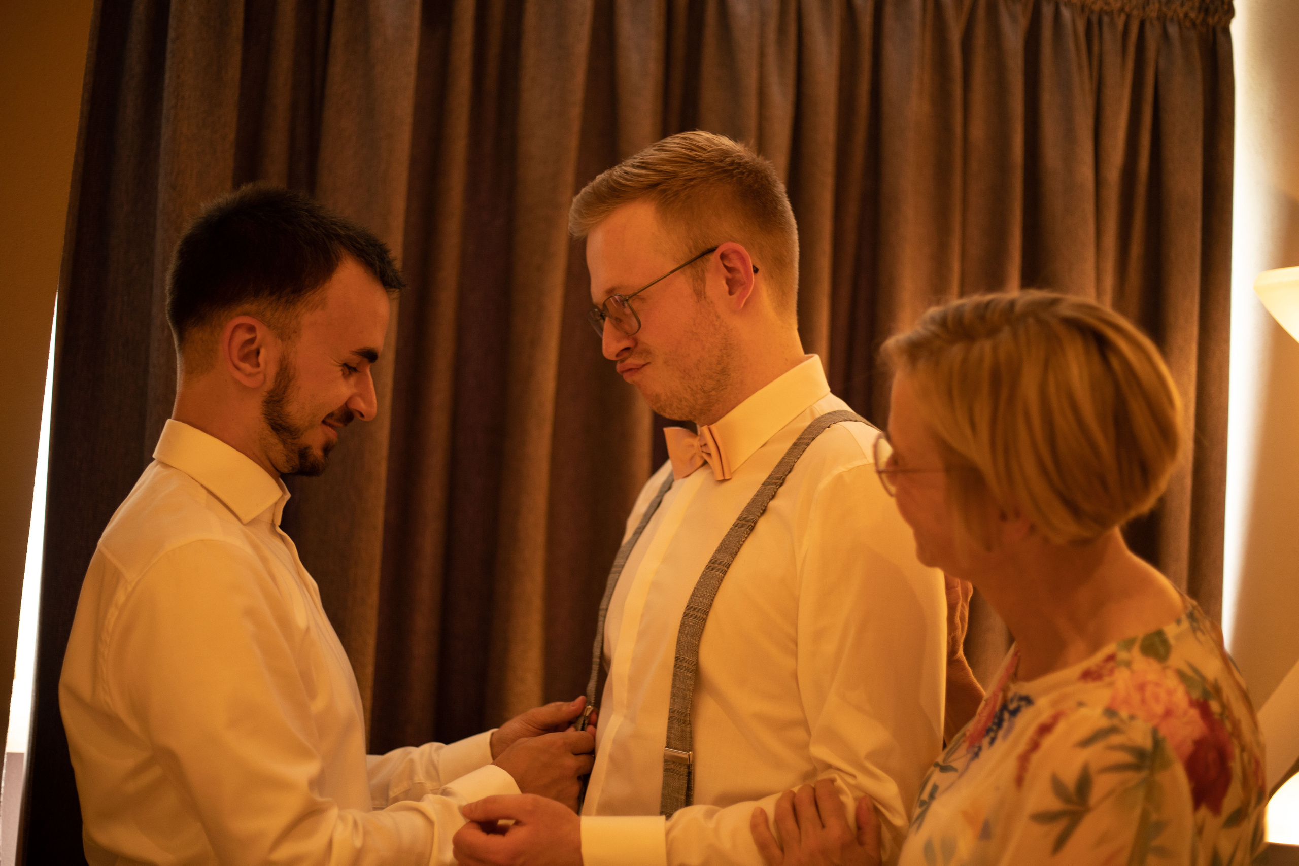 „Hochzeitsvideo im Hotel Waldkrug: Bewegende Szenen vom Brautpaar bei der Feier, begleitet von individueller Musik.