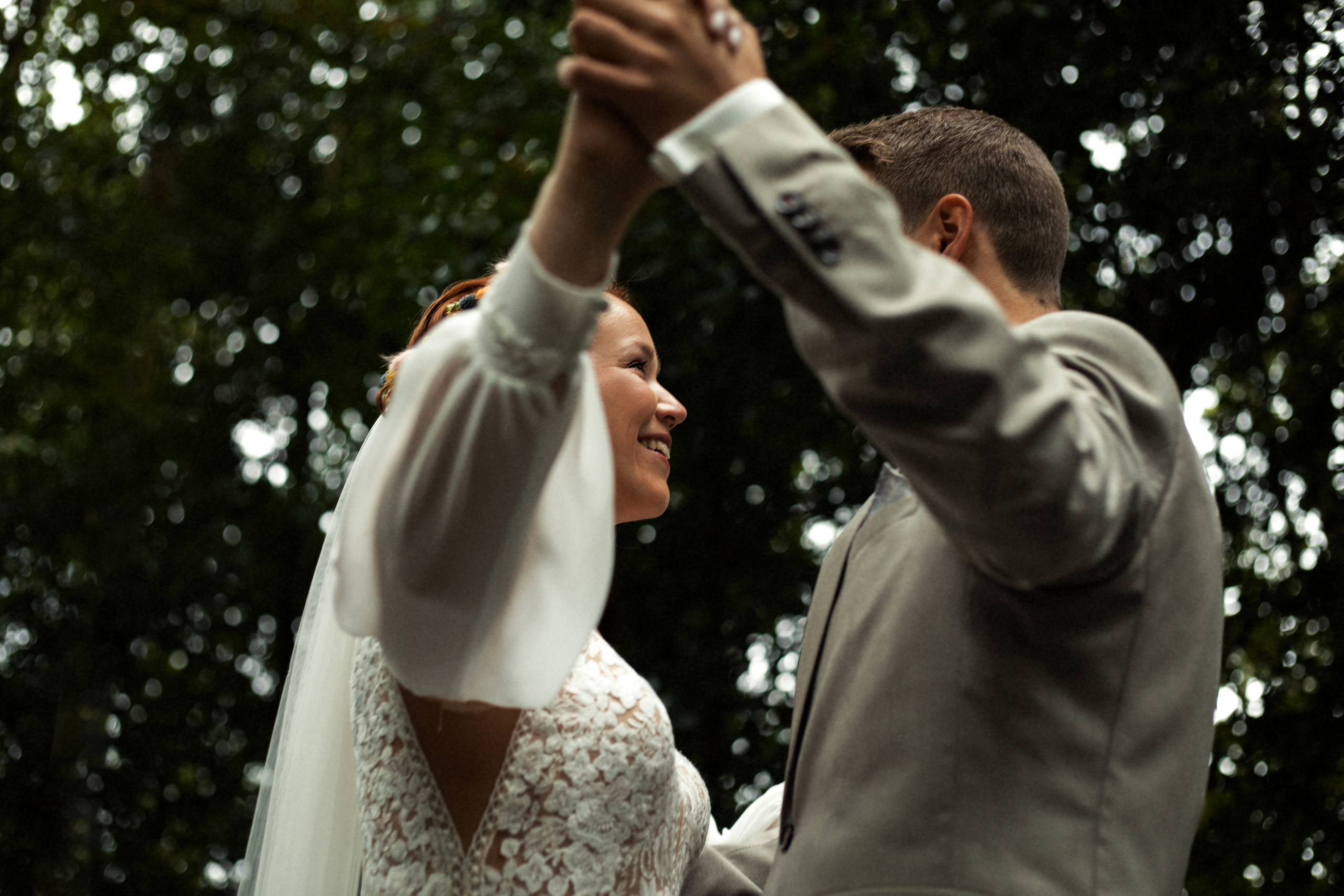 Kreatives Hochzeitsvideo aus dem Emsland: Mit witzigen Momenten, echter Atmosphäre und filmischer Qualität.“