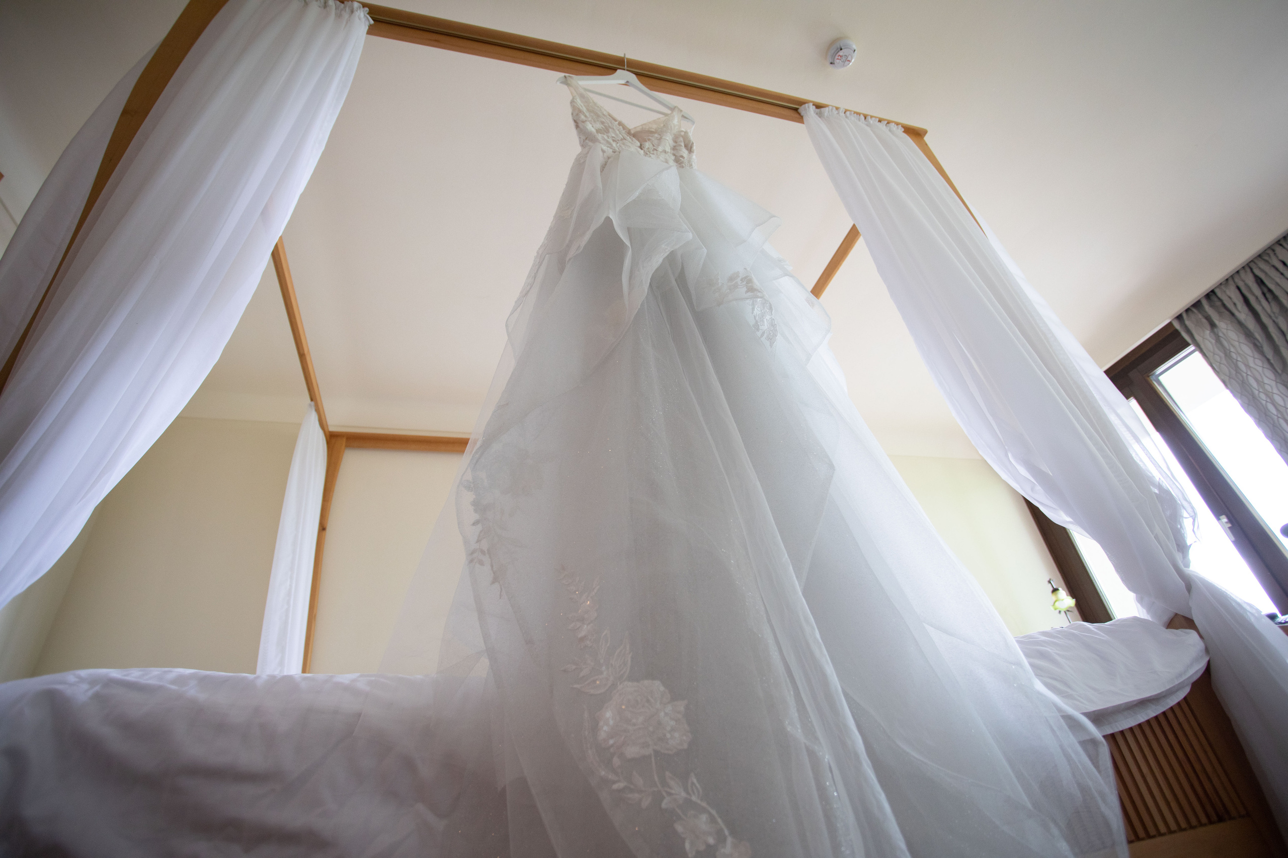 Romantische Hochzeitsfotos im Hotel Waldkrug: Liebevolle Details und emotionale Stimmung während der Feier.“