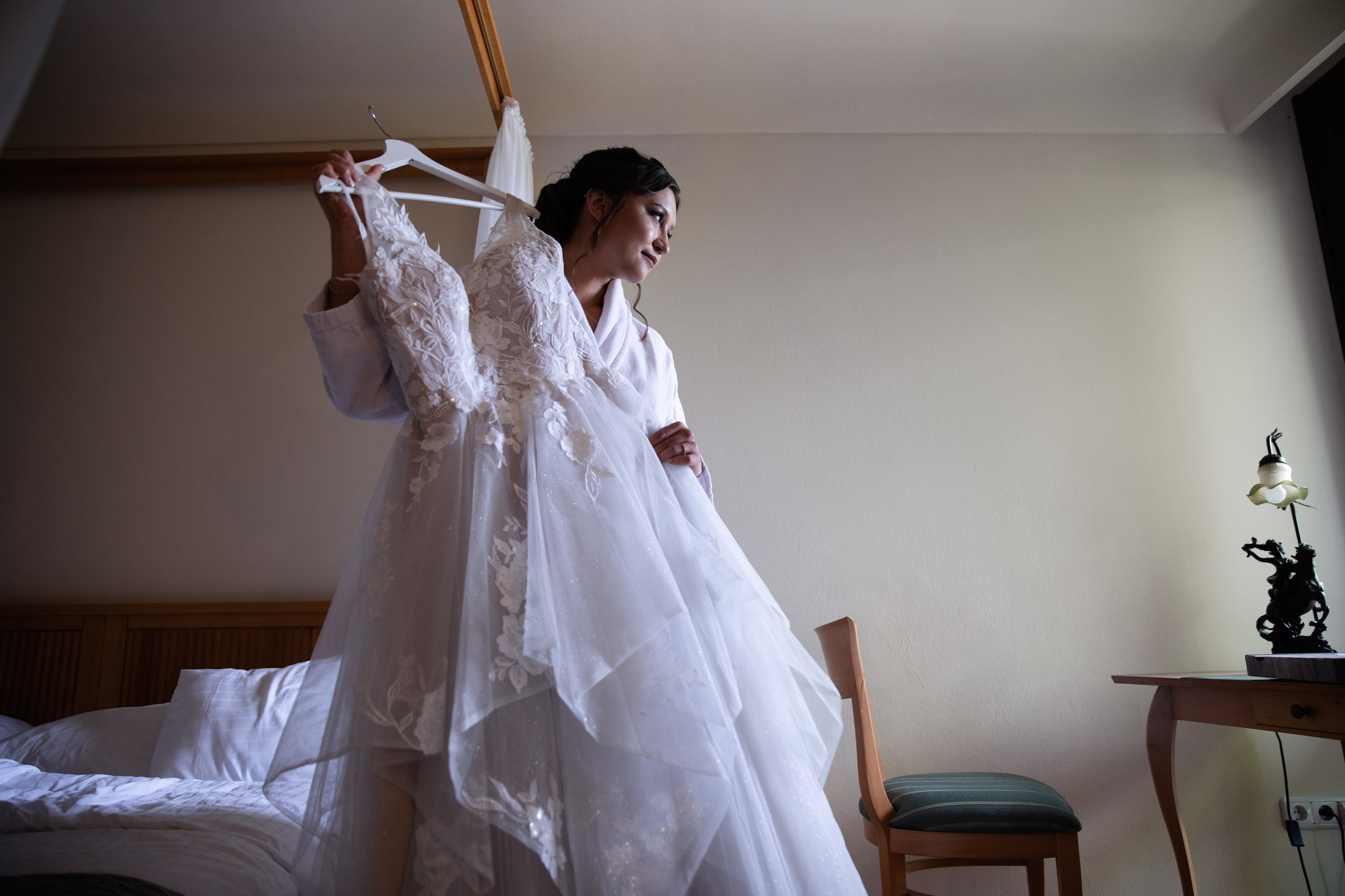 Braut und Trauzeugin mit den Freundinnen im Hotelzimmer