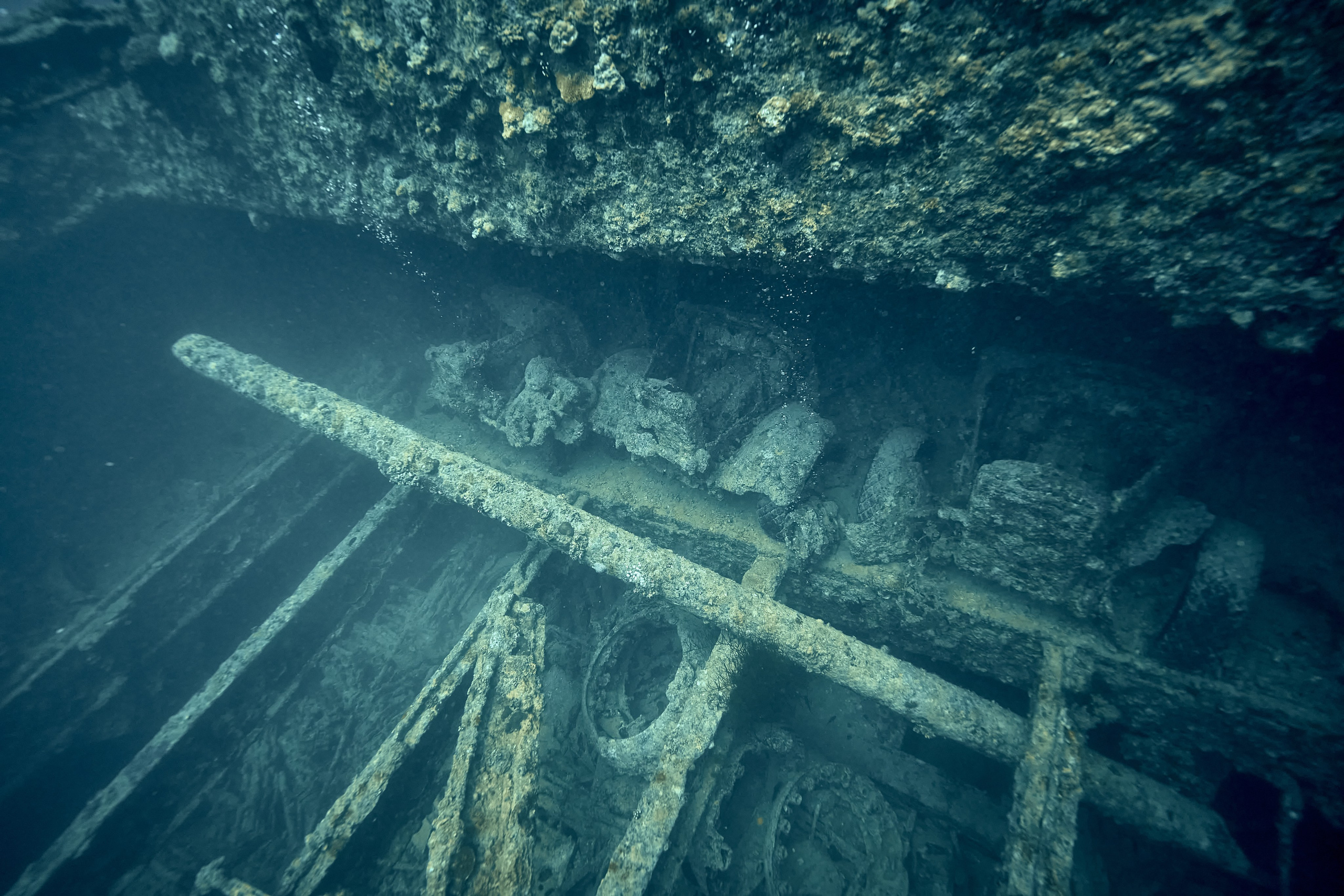Underwater photographer Andriej Szypilow - photos of the mysterious SS Thistlegorm - sunken ship in the red sea