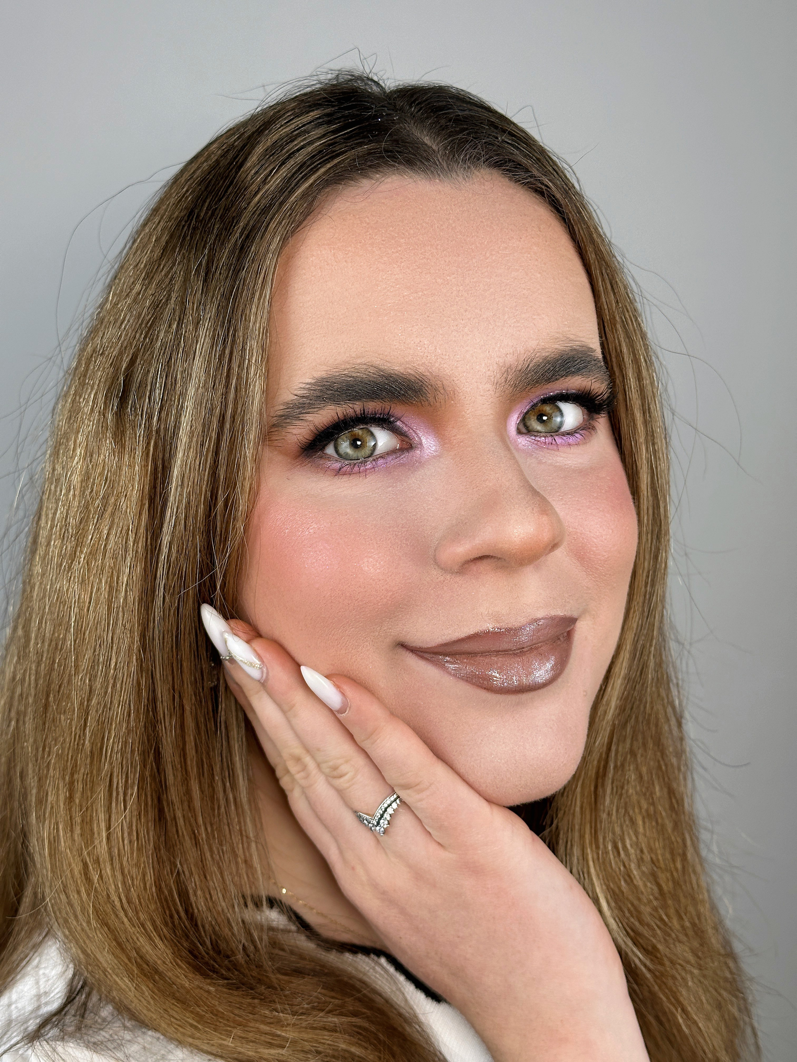 „Machiaj de eveniment sofisticat și rezistent, cu ten impecabil, privire intensă și buze definite. Potrivit pentru nunți, petreceri și ocazii speciale.”