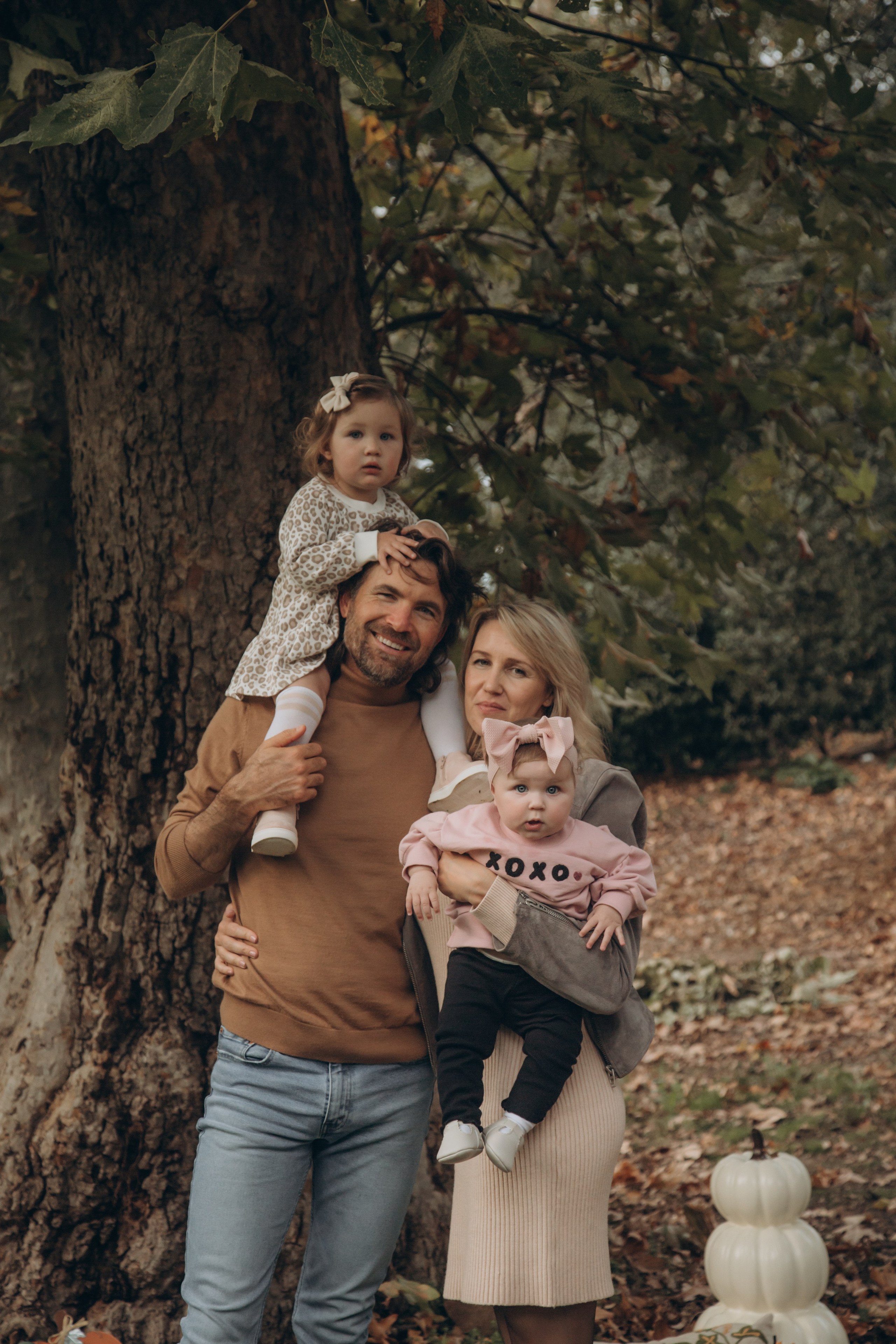 Family in nature. Family and children’s lifestyle photographer Elena Tumanova