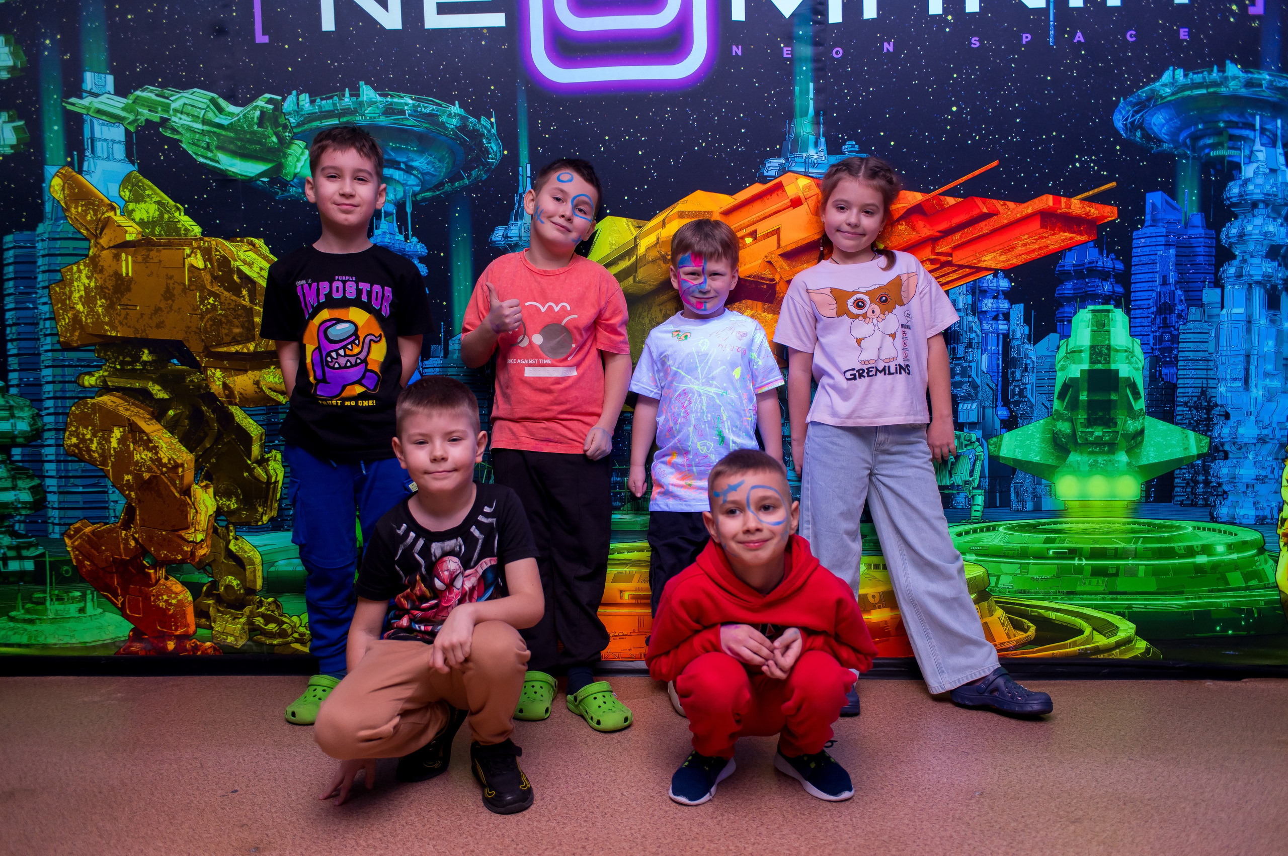 День народження в неоновій кімнаті. Фотограф Київ