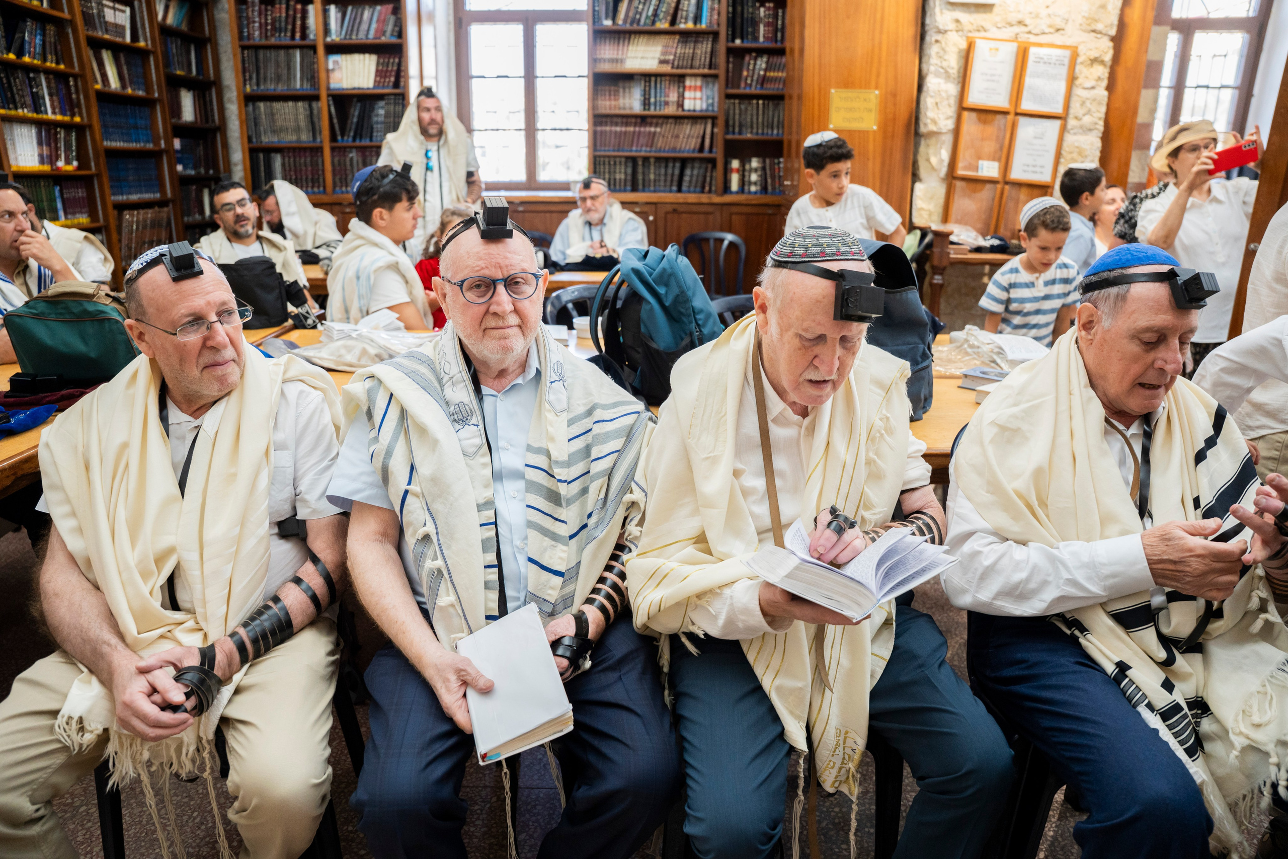 הנחת התפילין רפאל לוי. יוסף מזרחי צילום חתונה, ברית וזוגיות. צלם מקצועי שאוהב להוציא אתכם הכי יפים ברגעים הכי מרגשים