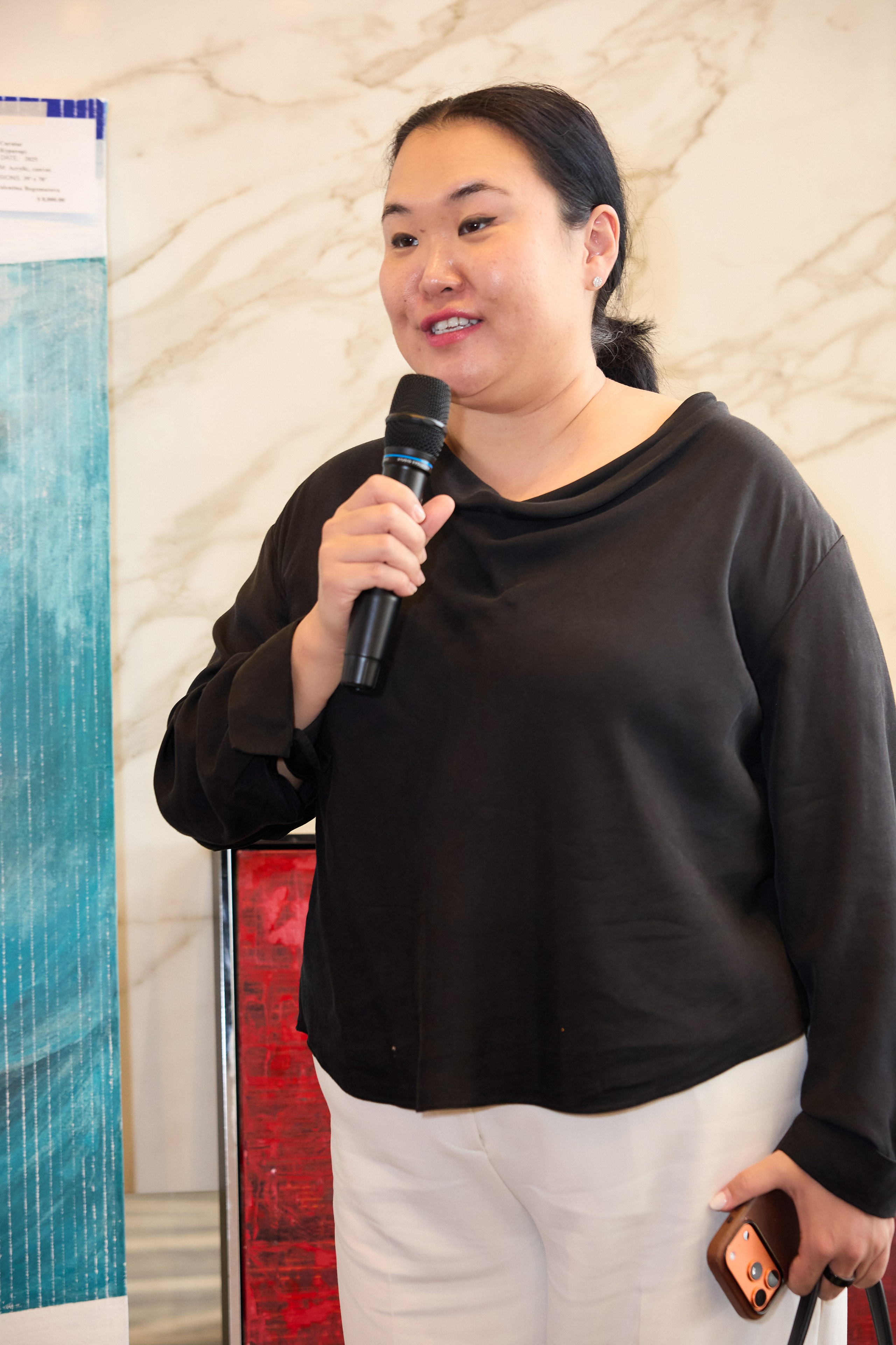 Авторская благотворительная художественная выставка Дианы Бортник. Фотограф Юлия Маковеева