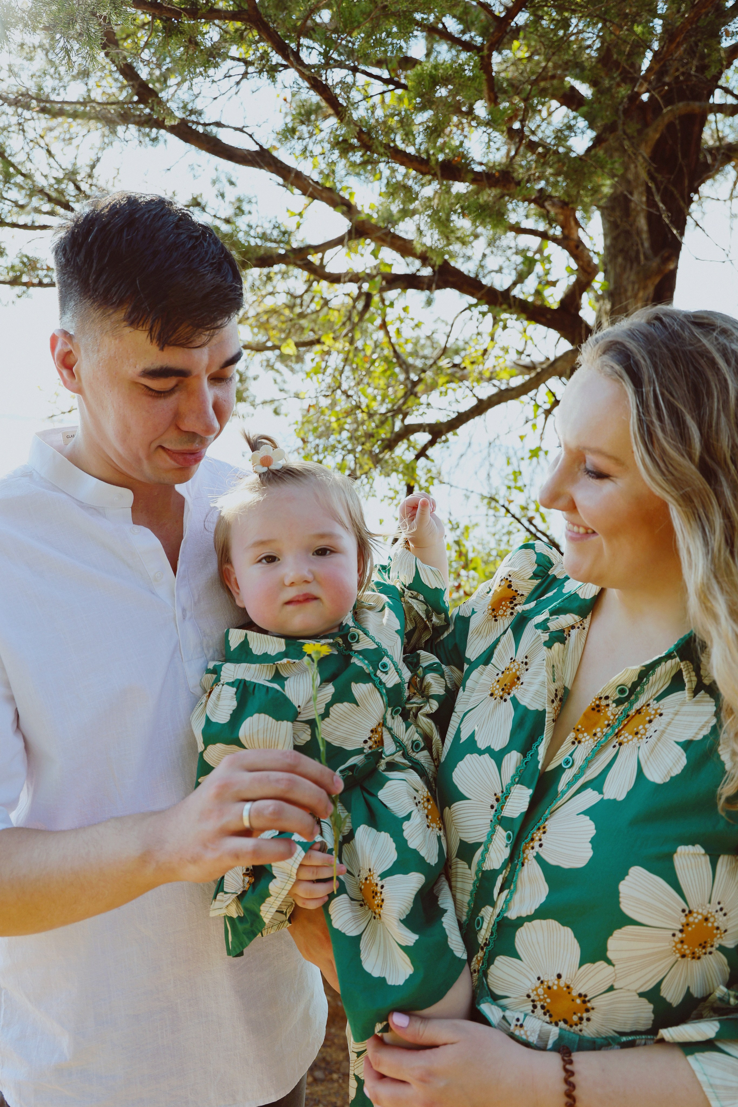 Baby Family Photoshoot – Outdoor Family Photography with Infant or Toddler. Lana Petrychenko — Portrait & Family Photographer. Valencia, Spain