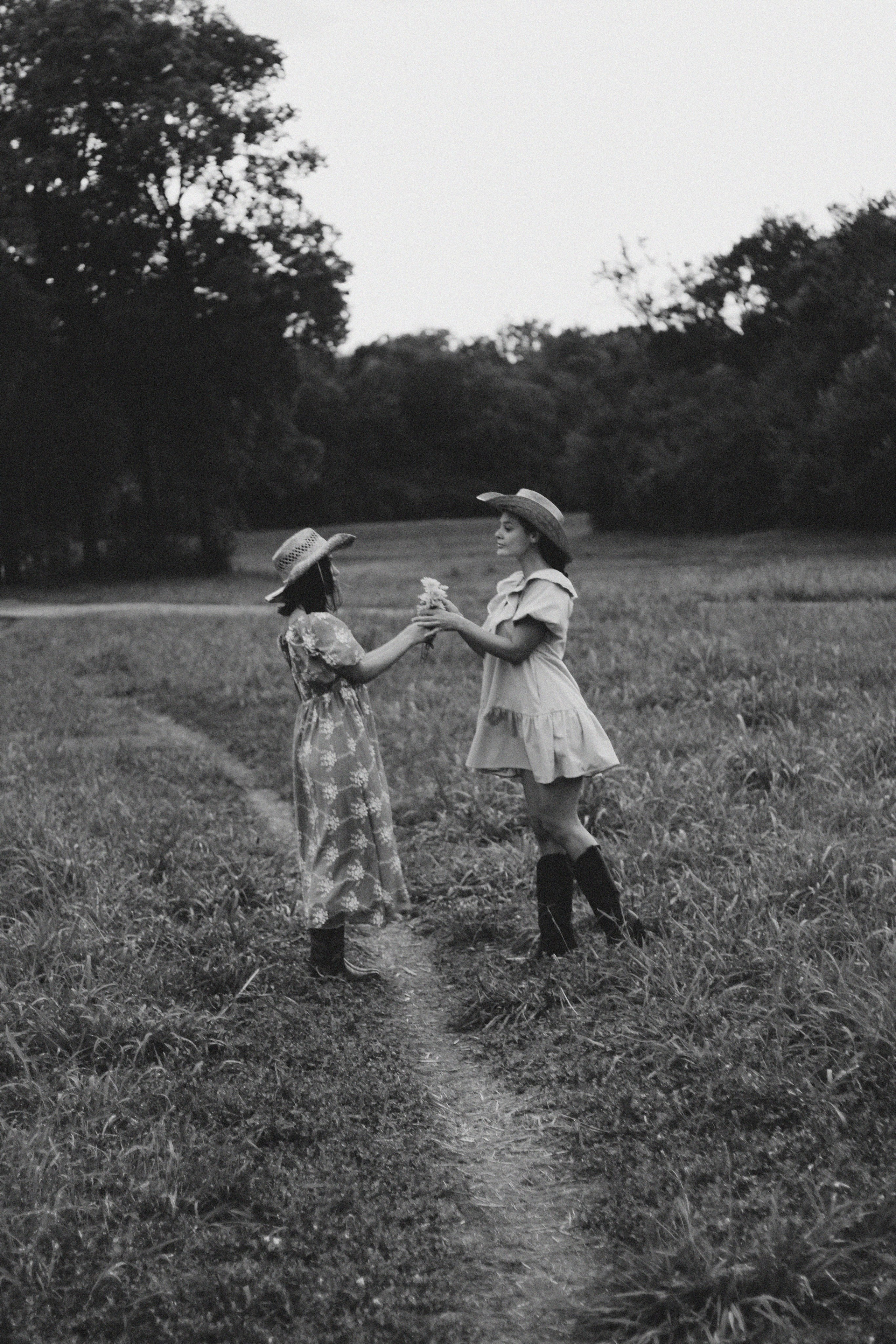Countryside cowgirl-style portrait photoshoot. Lana Petrychenko — Portrait & Family Photographer. Valencia, Spain