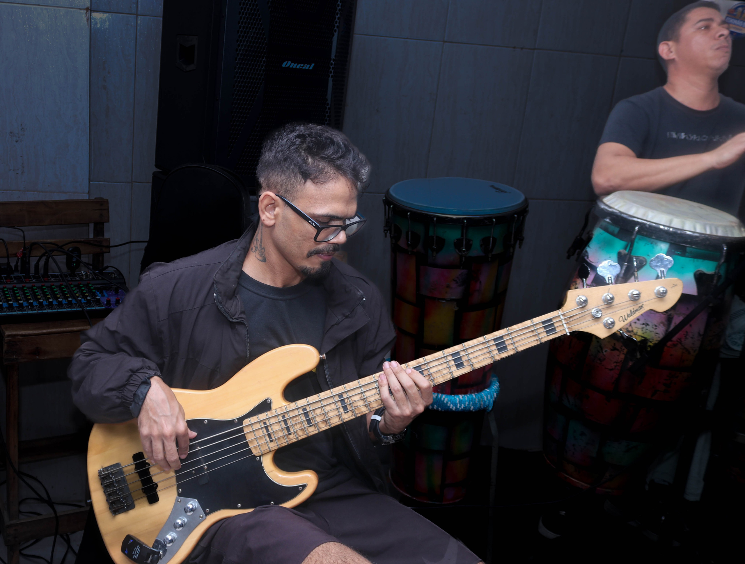Elias no contrabaixo manda muito bem! 🎸🔥📸Grande músico, cheio de talento e presença no palco, levando ritmo e qualidade para mais uma noite especial de muito som e animação.