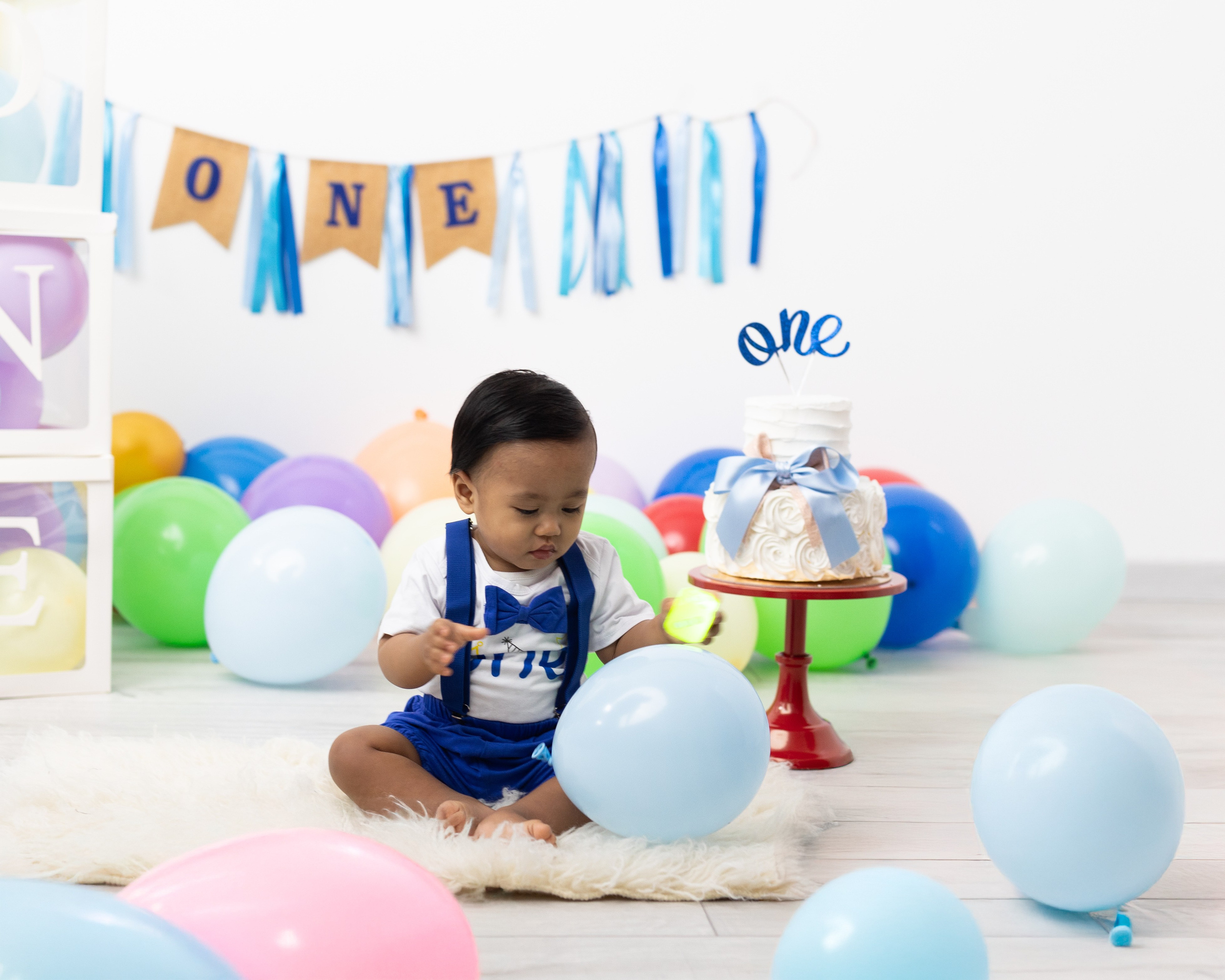 Quando è il momento migliore per fare uno Smash Cake?Ogni momento è buono per fare uno smash cake ma il mio consiglio è quello di farlo nelle settimane vicine al compleanno del piccolo o della piccolaI l Flash fa male agli occhi del mio bambino?Assolutamente no! La luce emessa dai nostri flash non è più forte di quella che può provenire dalla finestra..Devo portare oggetti di scena? Se vorrai portare degli oggetti a cui tieni particolarmente saremo felici di potervi fotografare insieme ad essi.Un esempio di oggetto che potrete portare è l'ecografia o le prime scarpine che vorrete regalare al vostro bambino appena nato.E' Possibile includere mio marito e  i miei figli nella sessione?Ma certamente!Il concepimento di un figlio è unico e saranno attimi che non torneranno mai più e noi ci teniamo a documentarlo per te!E' molto importante che ci sia tuo marito o il tuo compagno e i tuoi figli perchè il ricordo sia condiviso da tutti i membri della vostra famiglia.