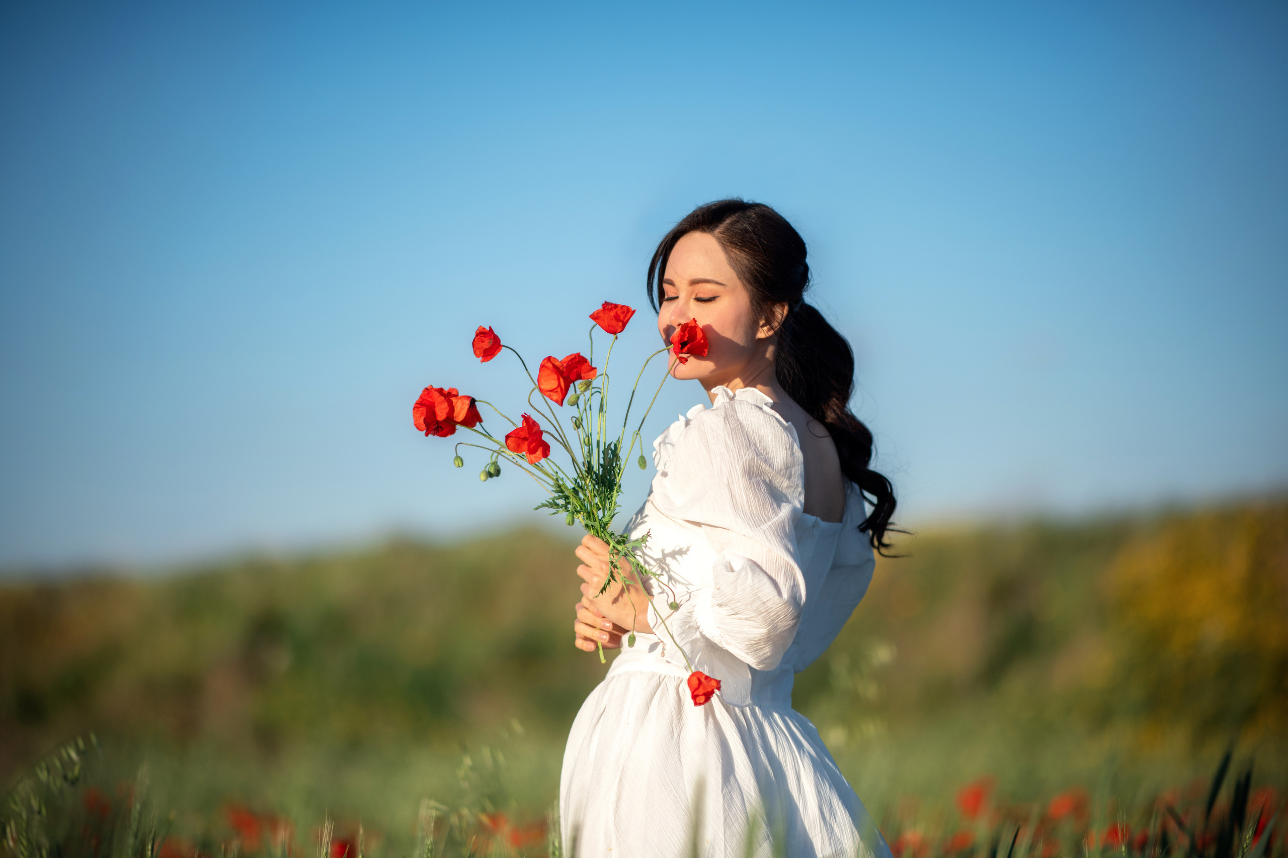 В маковом поле. Фотограф на Кипре