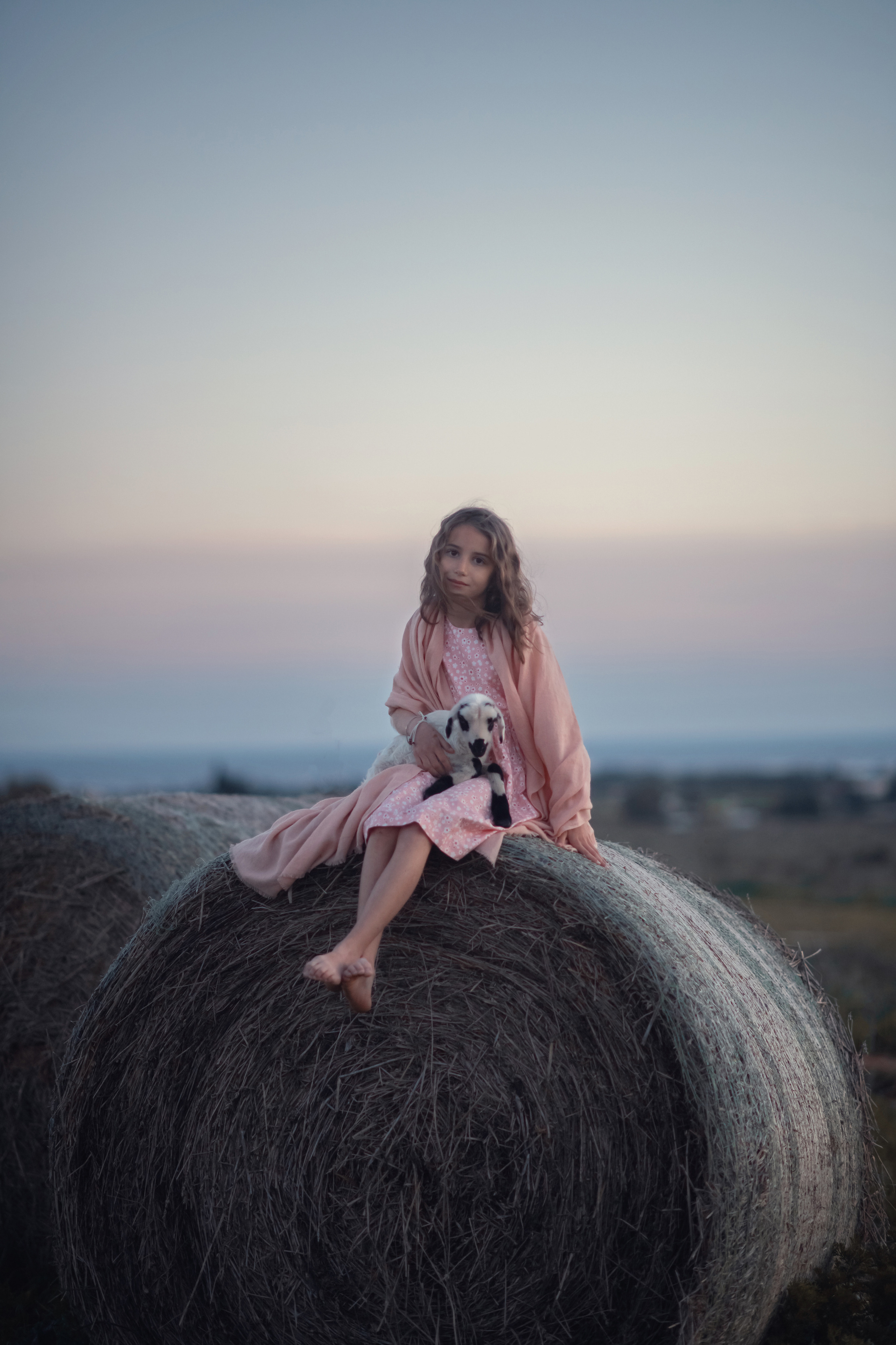 Сестрички с овечкой. Фотограф на Кипре