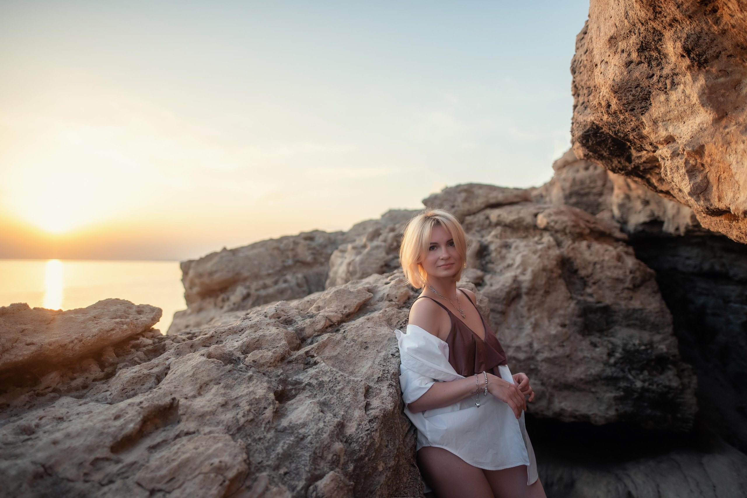 Закат на морских скалах. Фотограф на Кипре