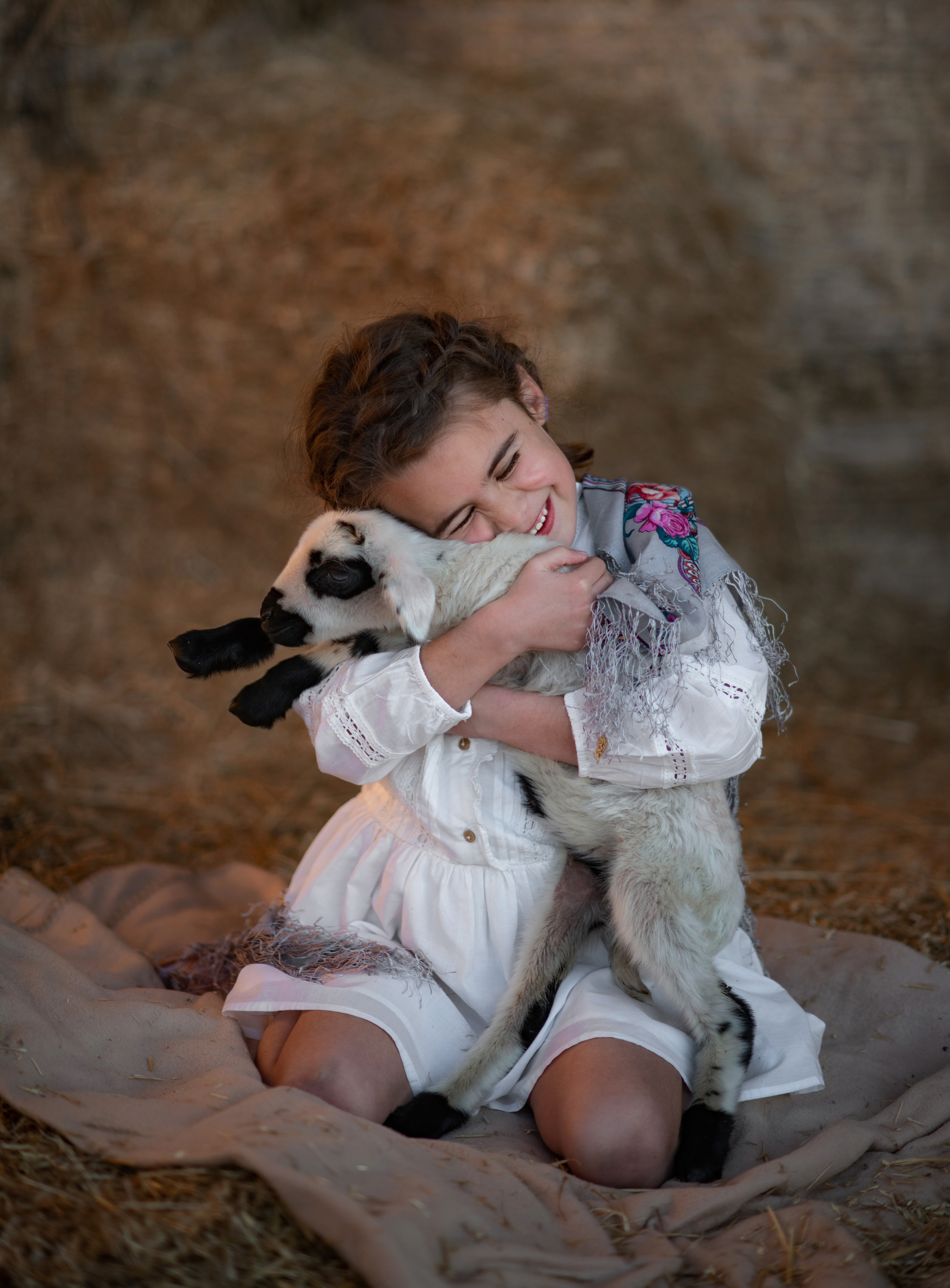 Сестрички с овечкой. Фотограф на Кипре